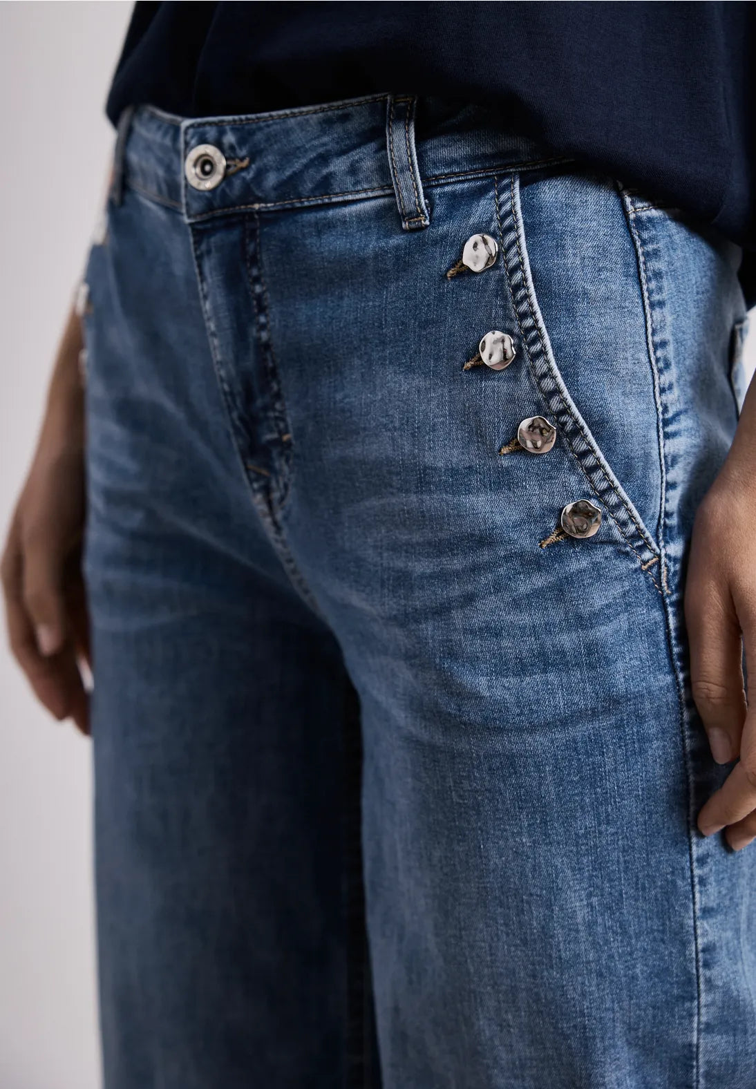 Wide leg jeans in medium blue wash