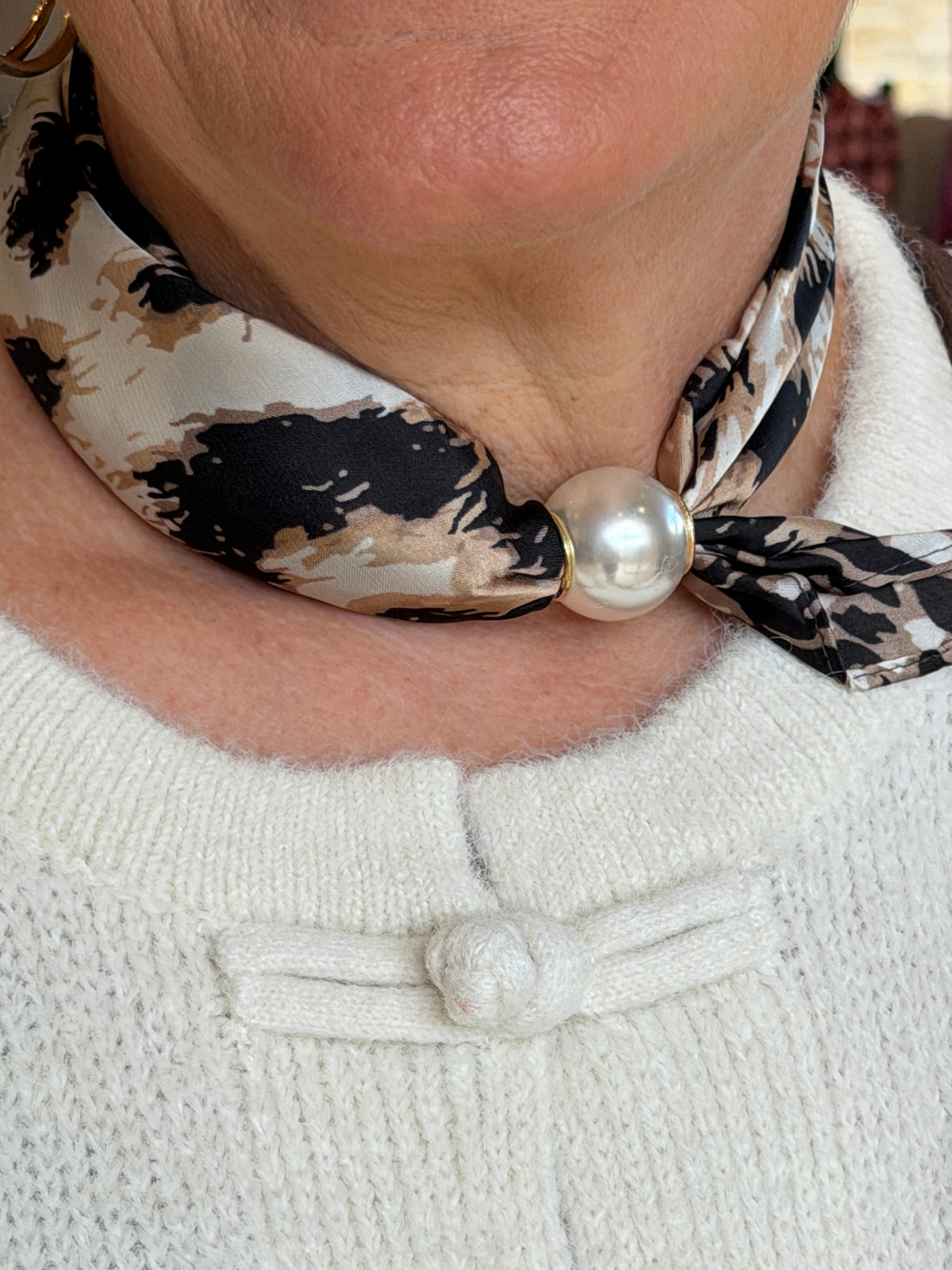 Pearl magnetic neck scarf in beige & brown