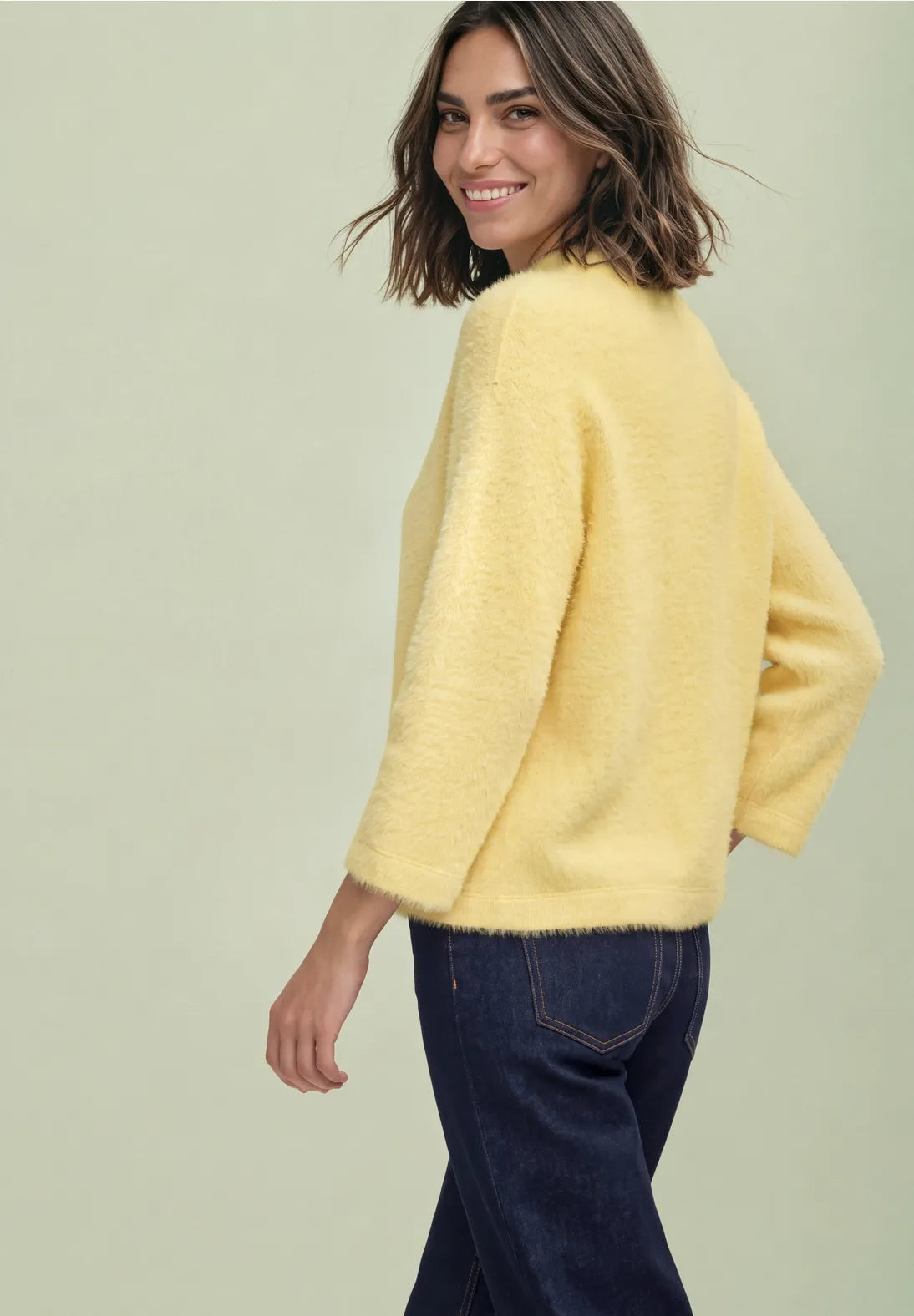 Fluffy pullover in sunbeam yellow