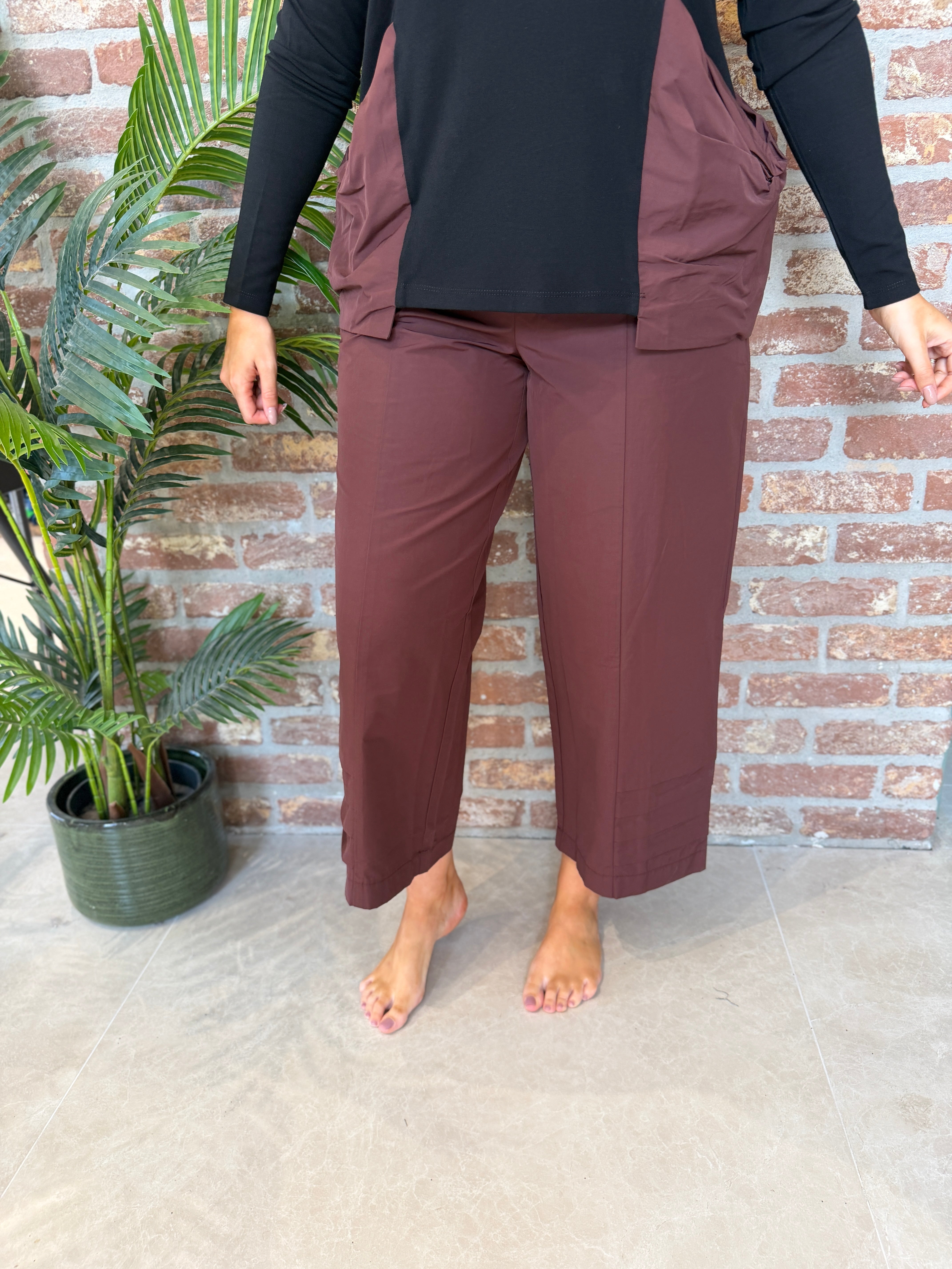 Pleated bottom trousers in brown