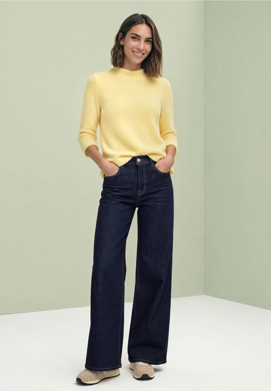 Fluffy pullover in sunbeam yellow