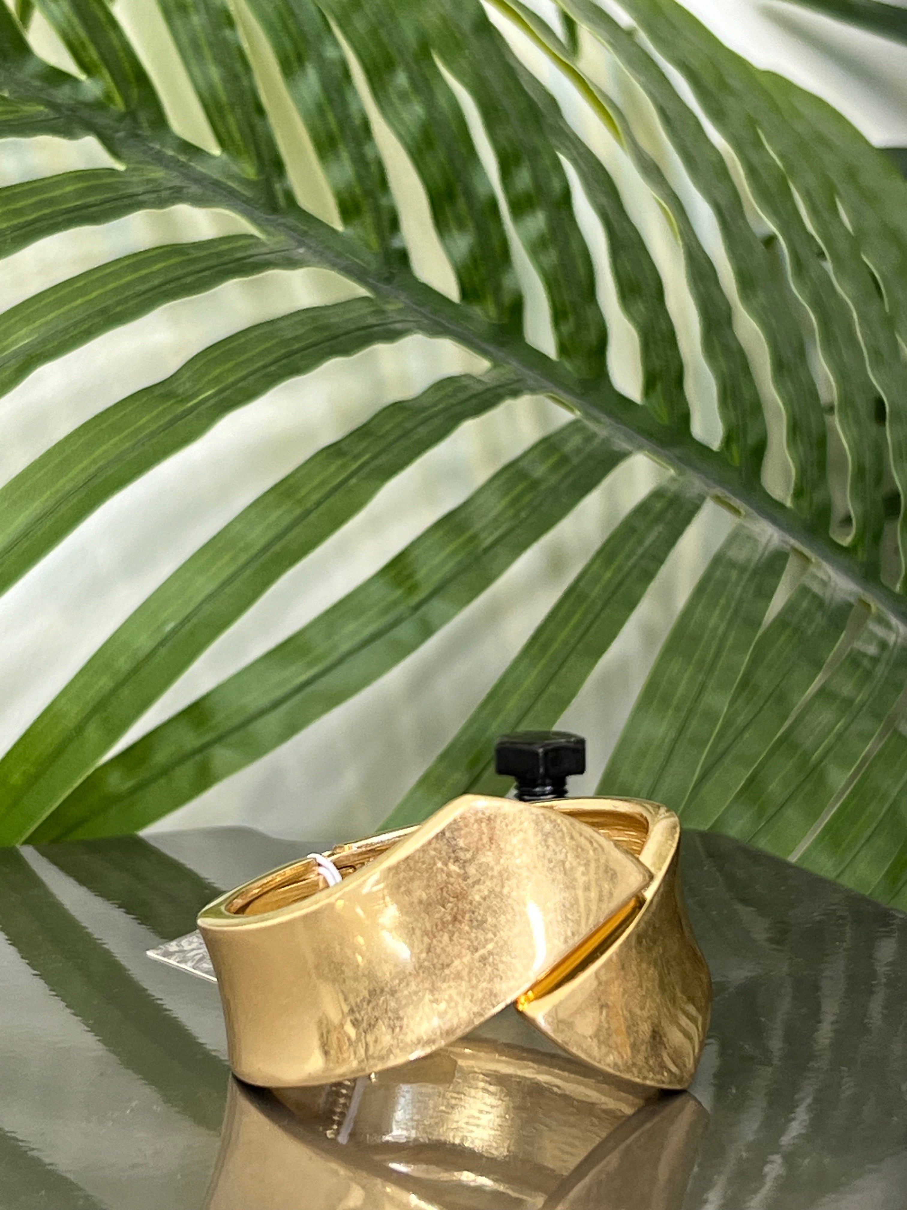 Eliza Gracious Hinged crossover bangle In Gold
