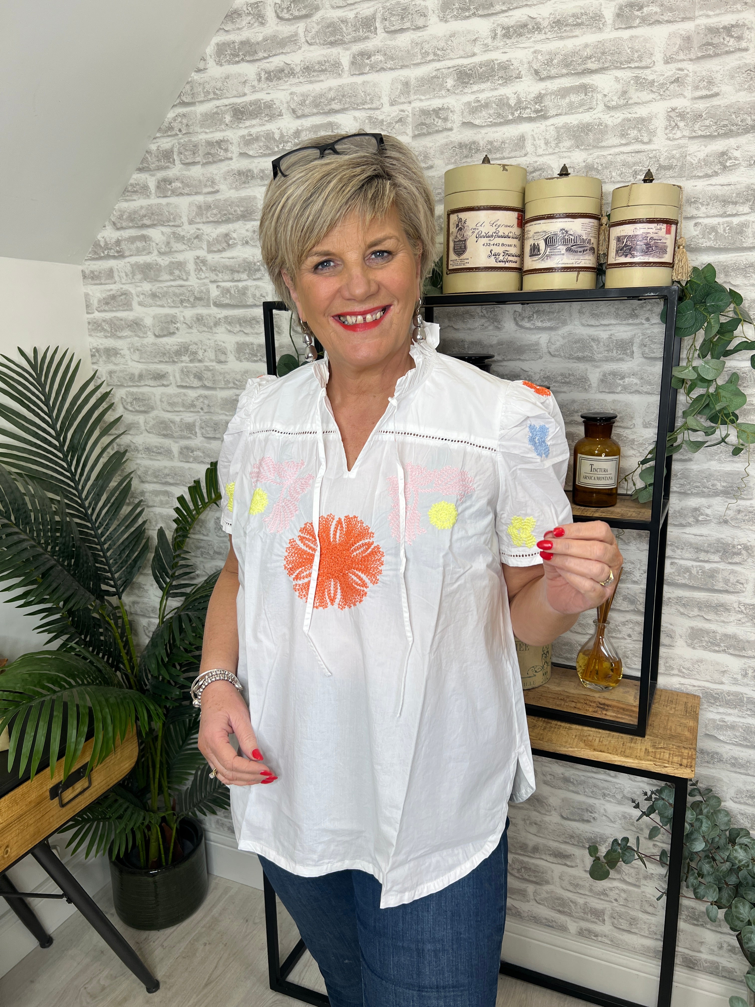Noen Flower Embroidery Blouse In White