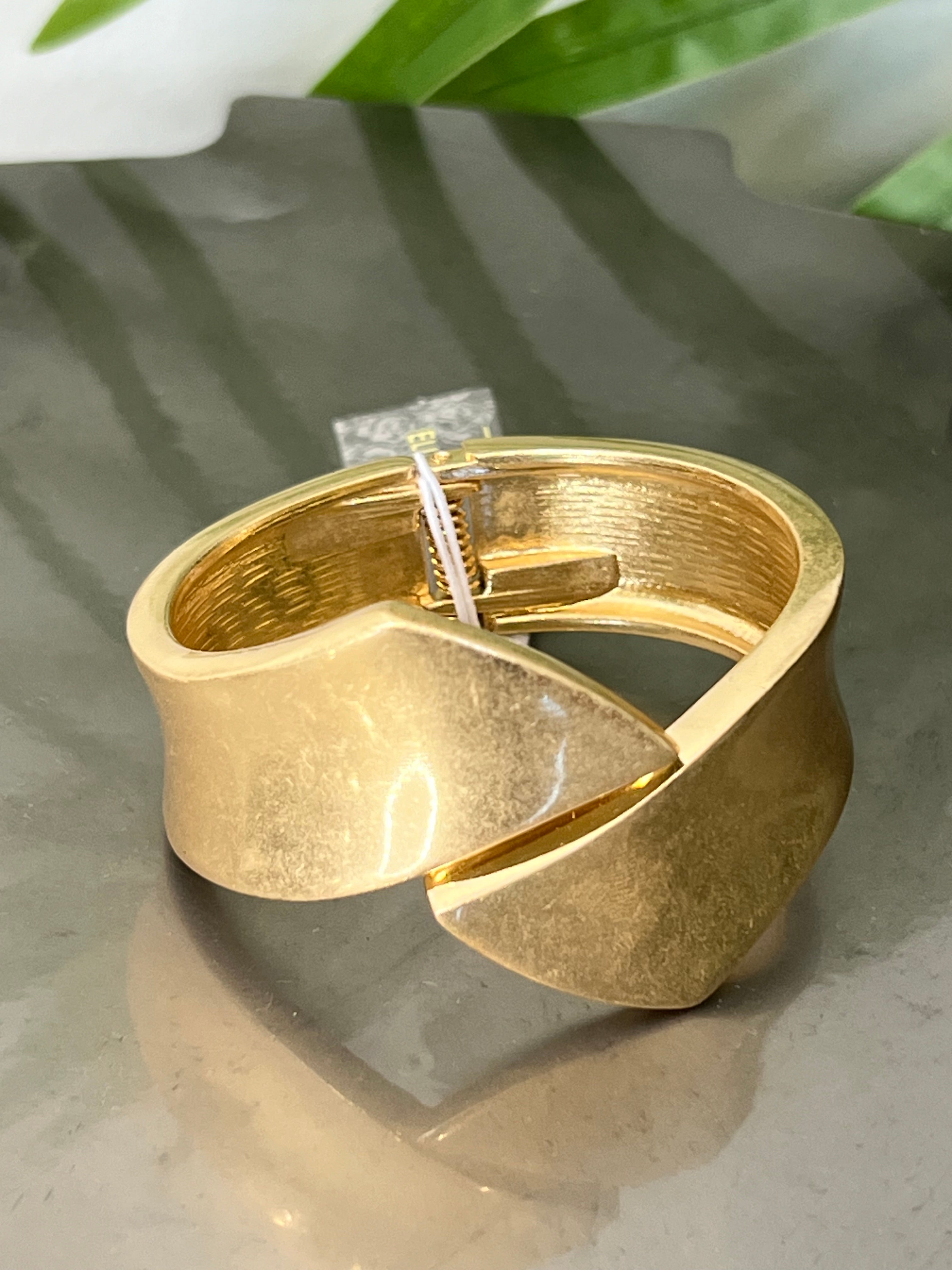 Eliza Gracious Hinged crossover bangle In Gold