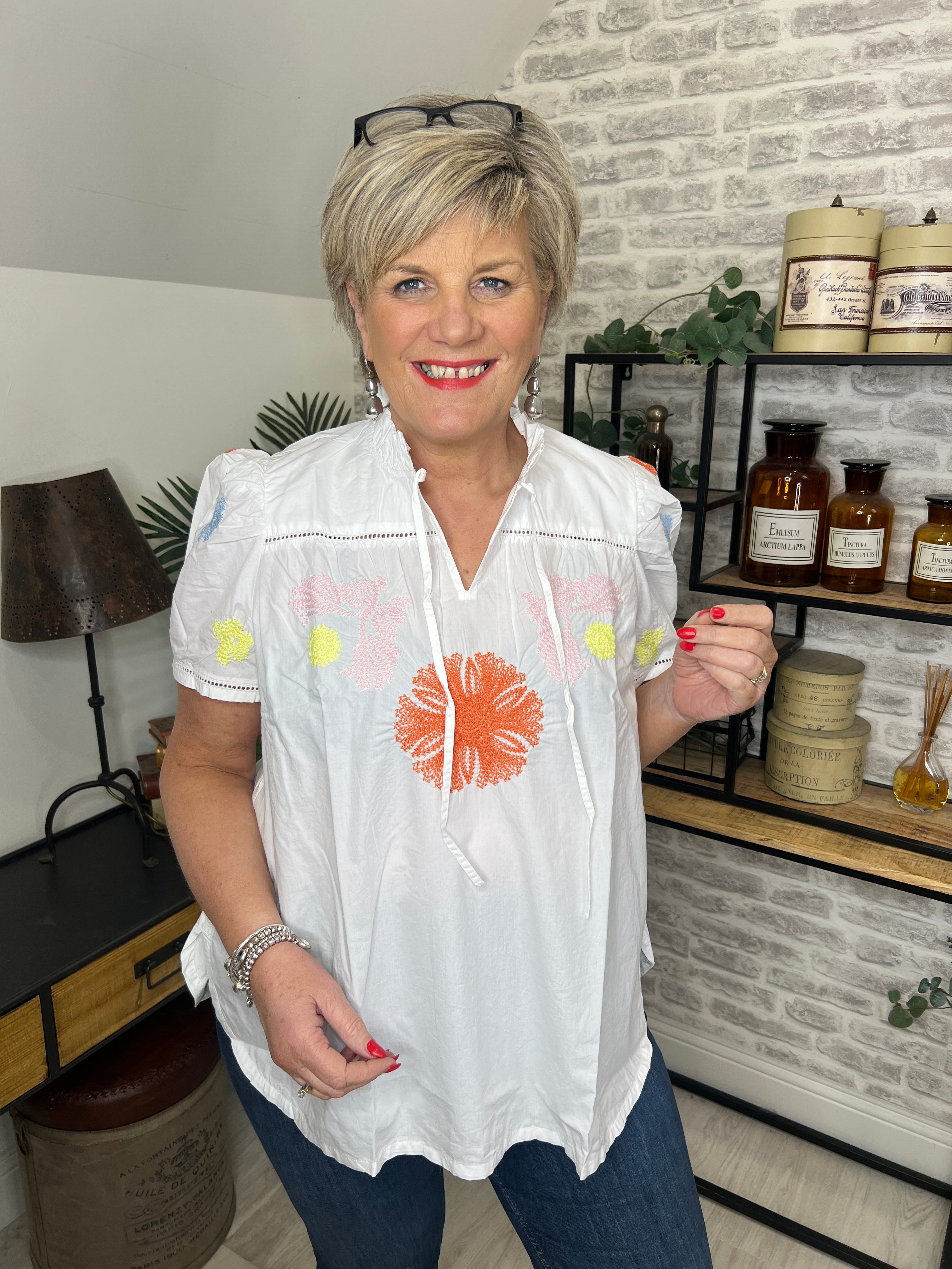 Noen Flower Embroidery Blouse In White