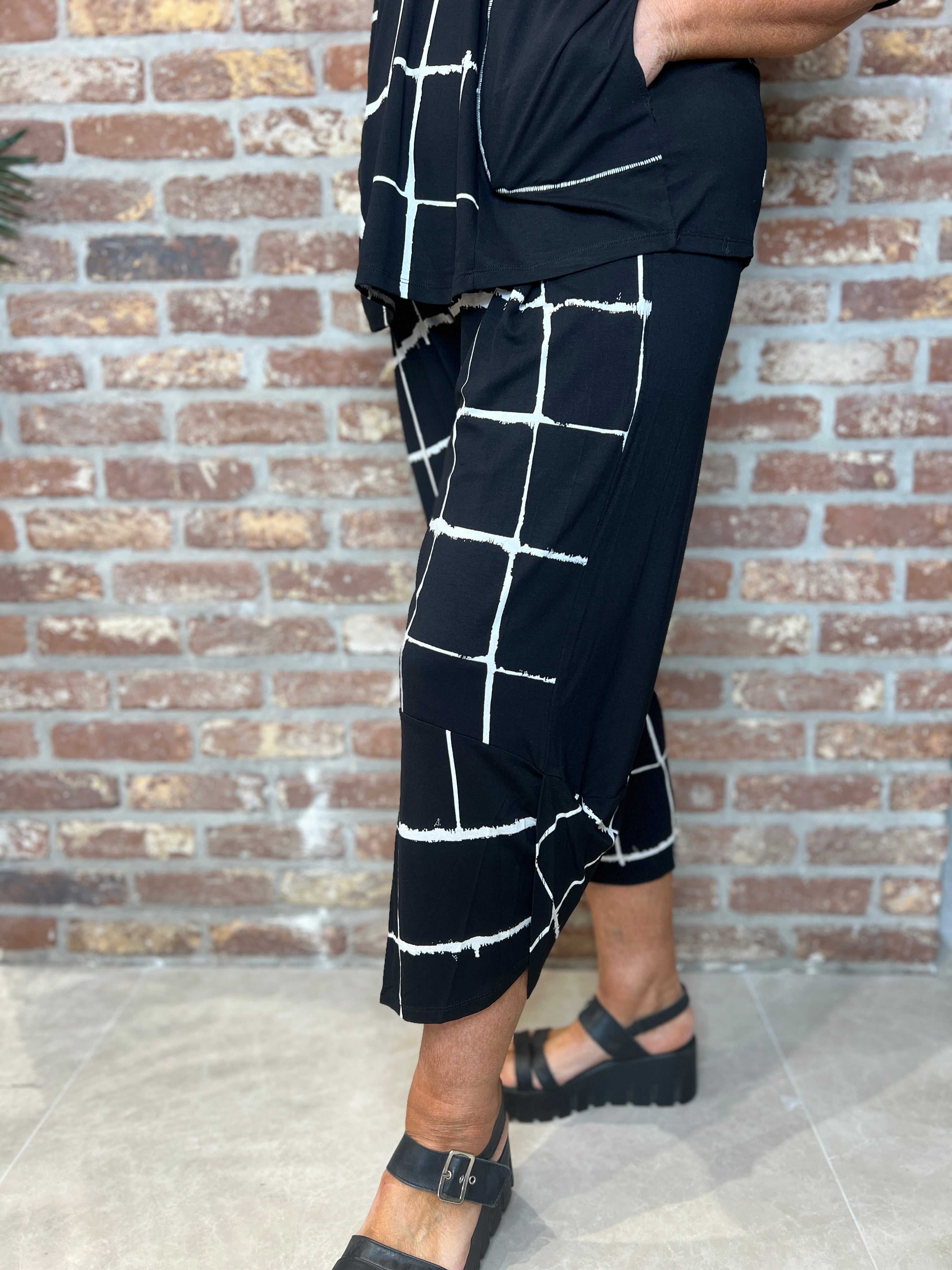 Ozai N Ku Chess Trousers in black