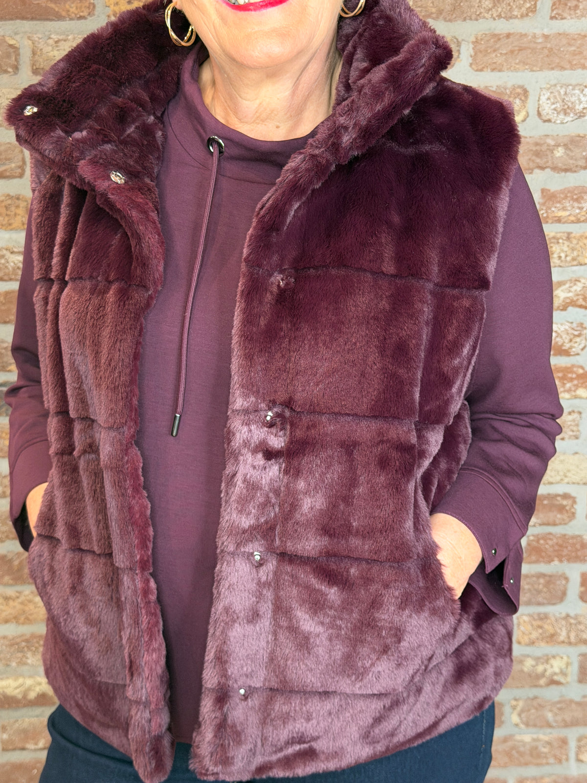 Faux fur waistcoat in dark Bordeaux