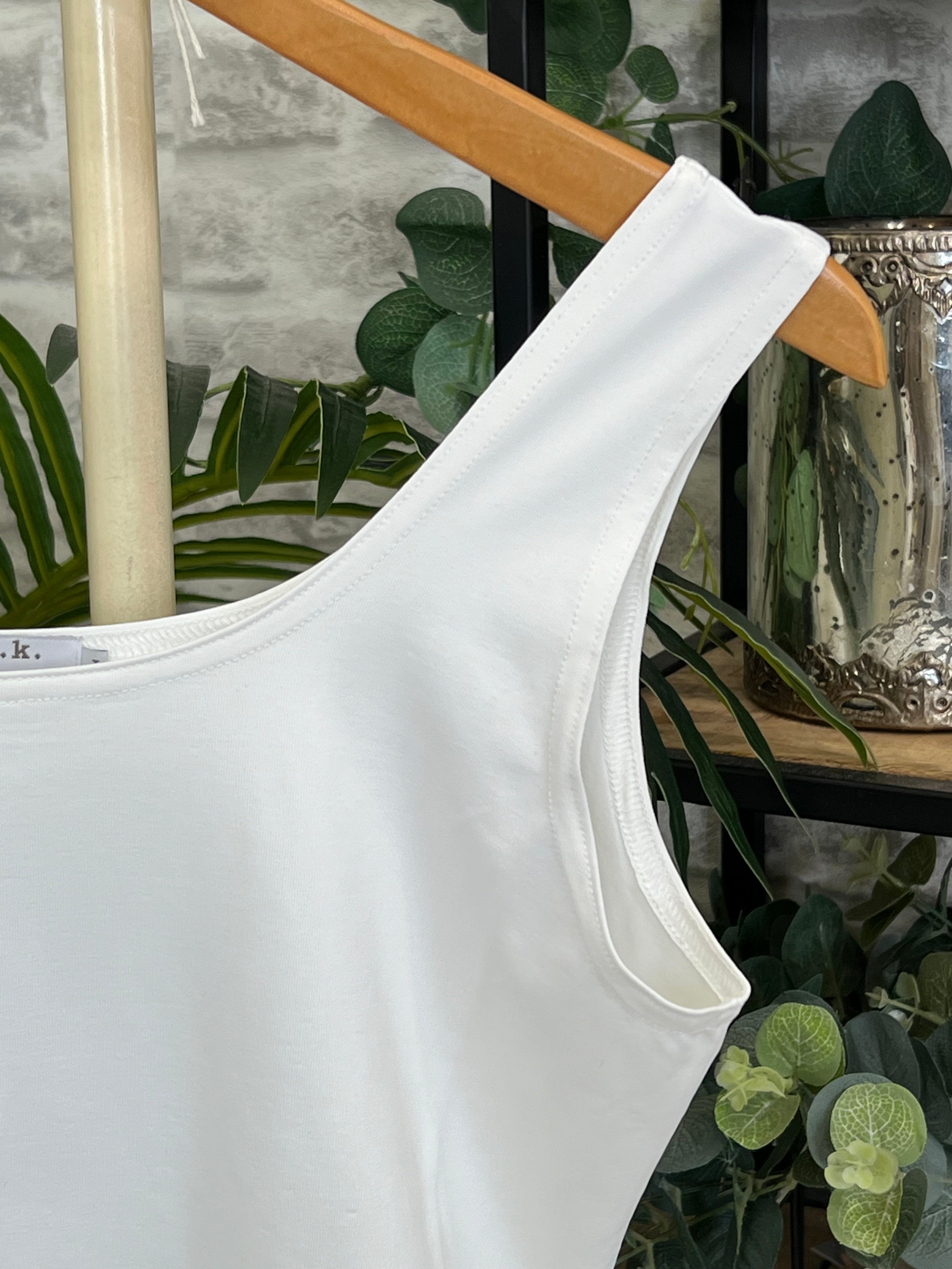 Deck By Decollage Pia Vest Top In Cream