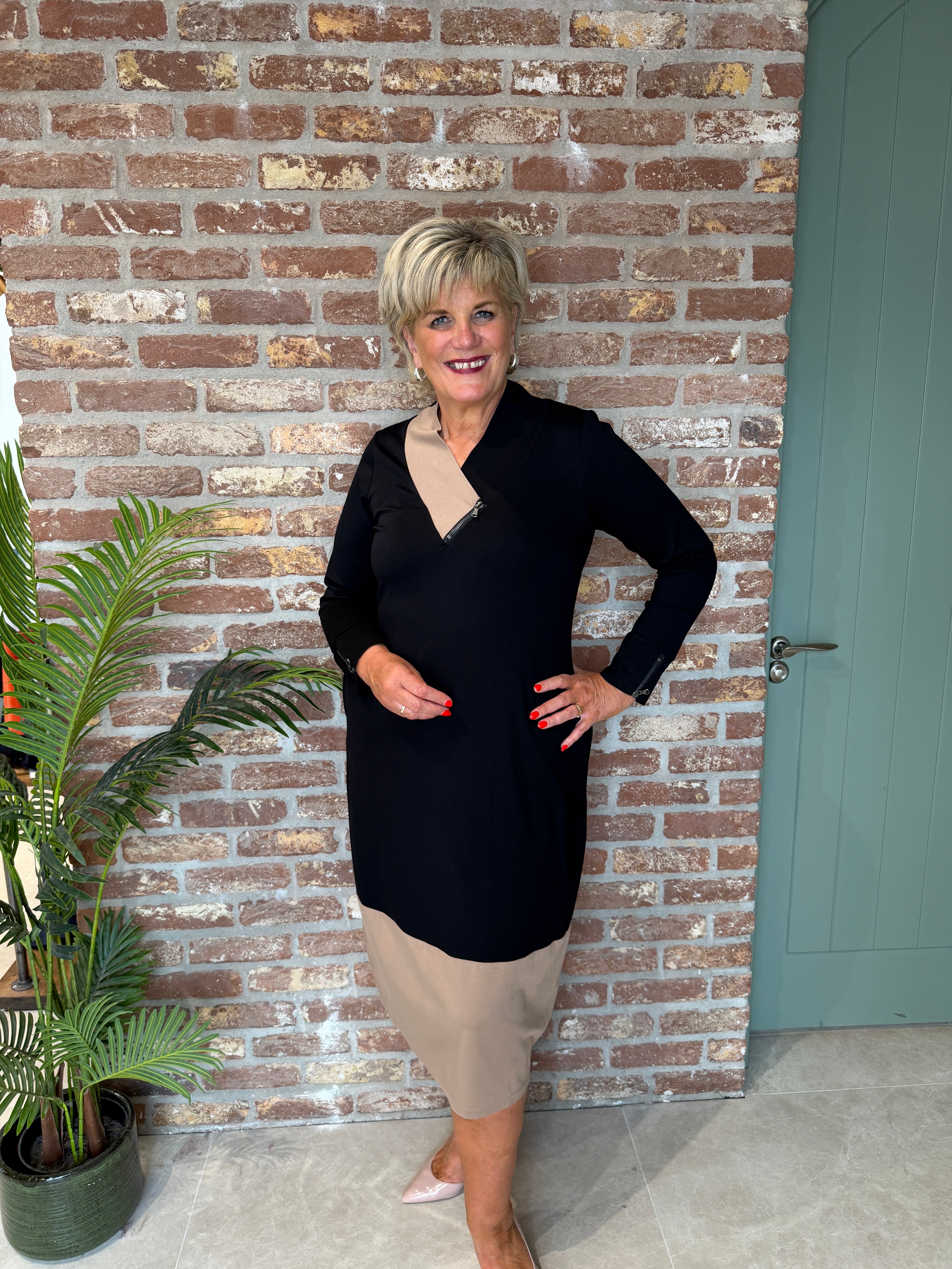 Peruzzi v-neck zip dress in black & stone