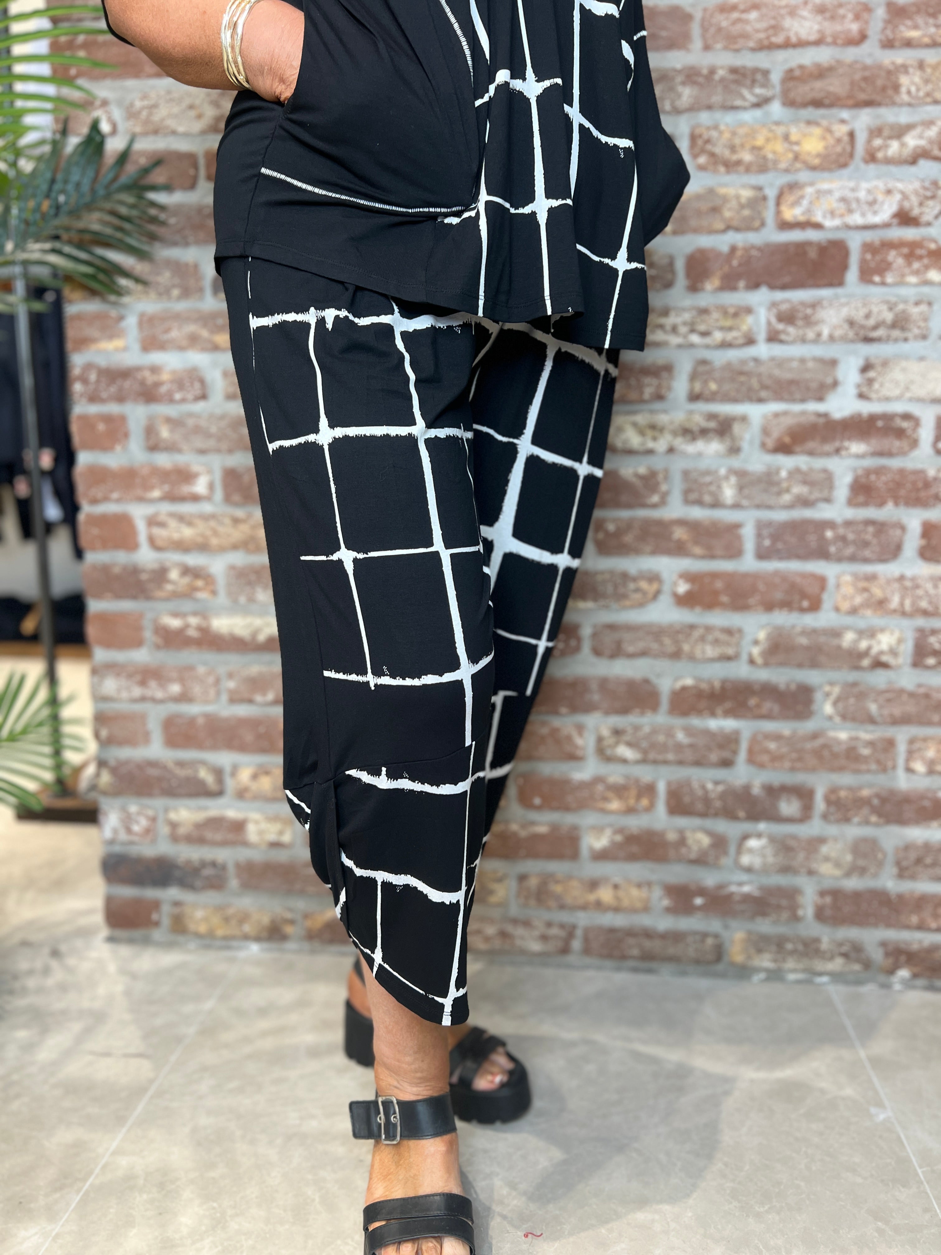 Ozai N Ku Chess Trousers in black