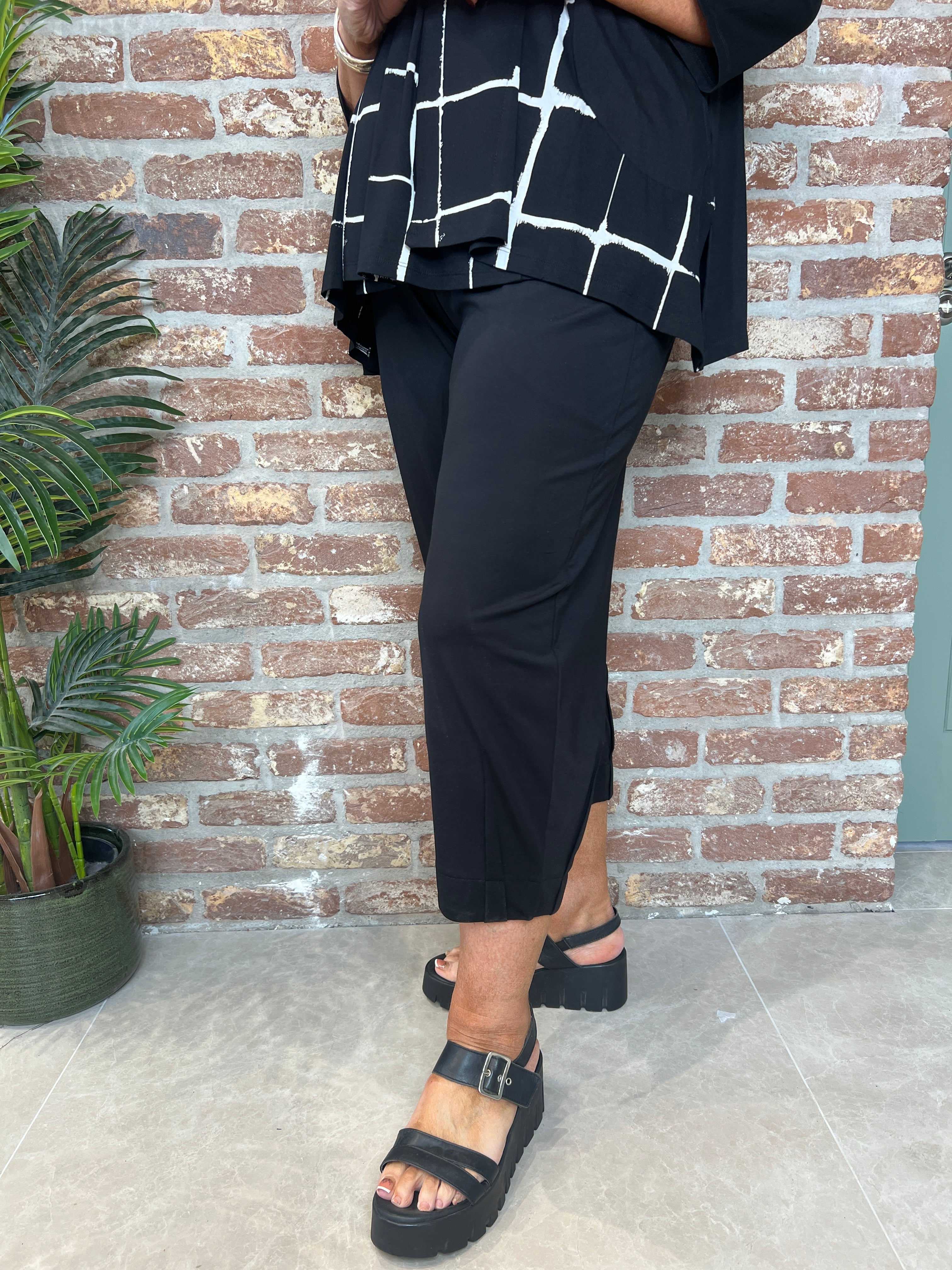 Ozai N Ku Trousers in black