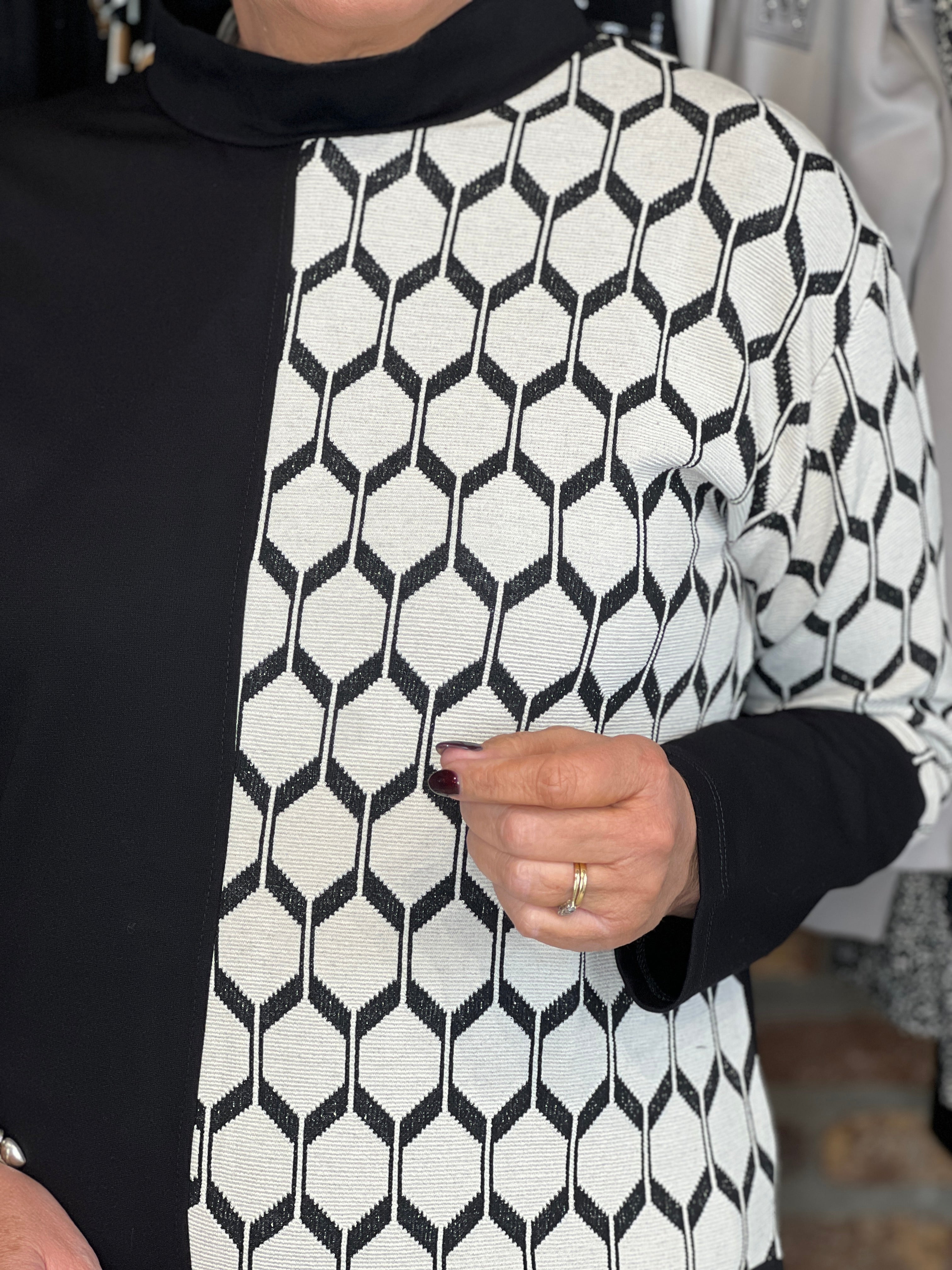 Peruzzi Hexagonal Jacquard Knit Top In Black & Beige