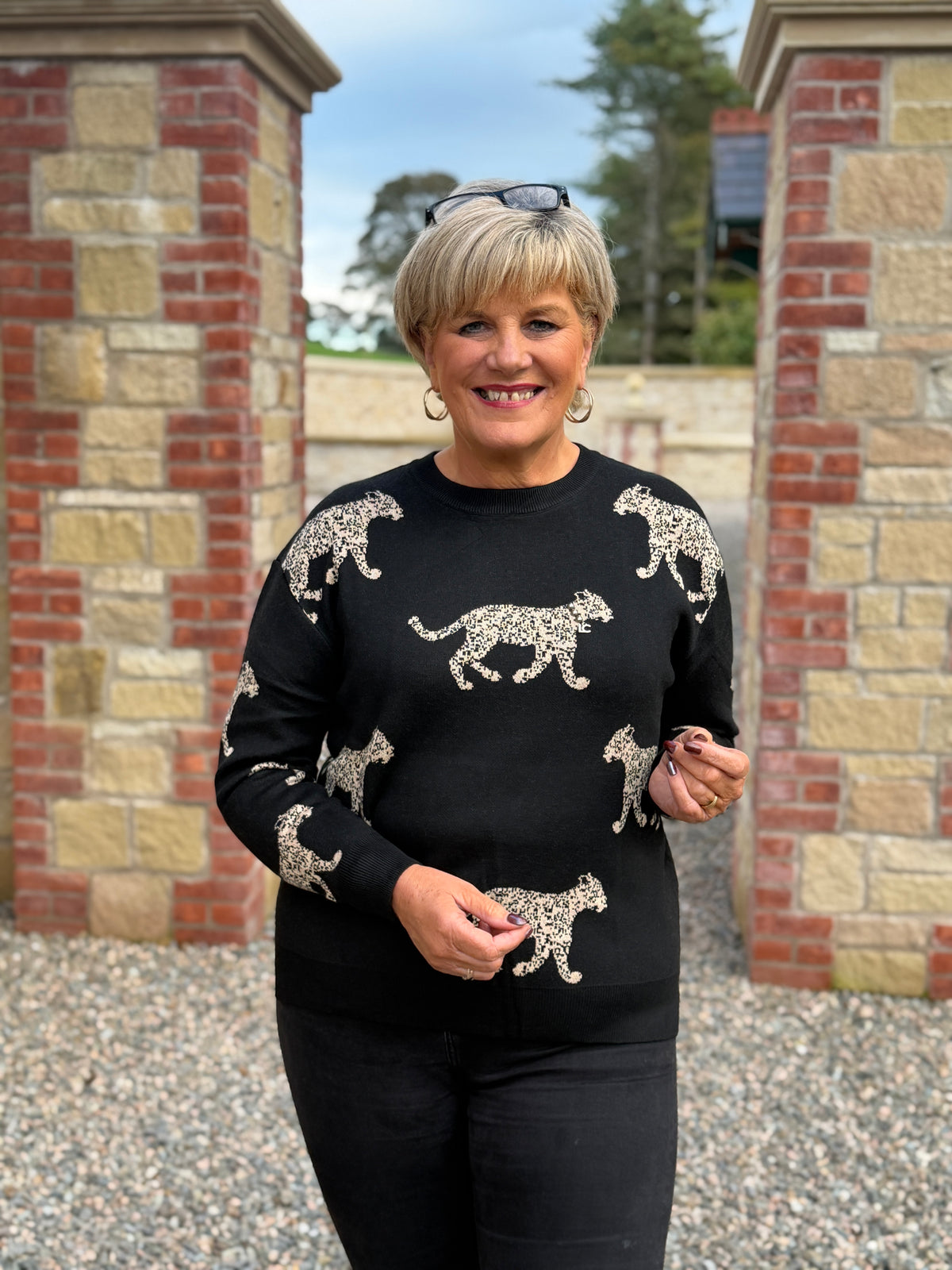 Jacquard leopard pullover in black & brown
