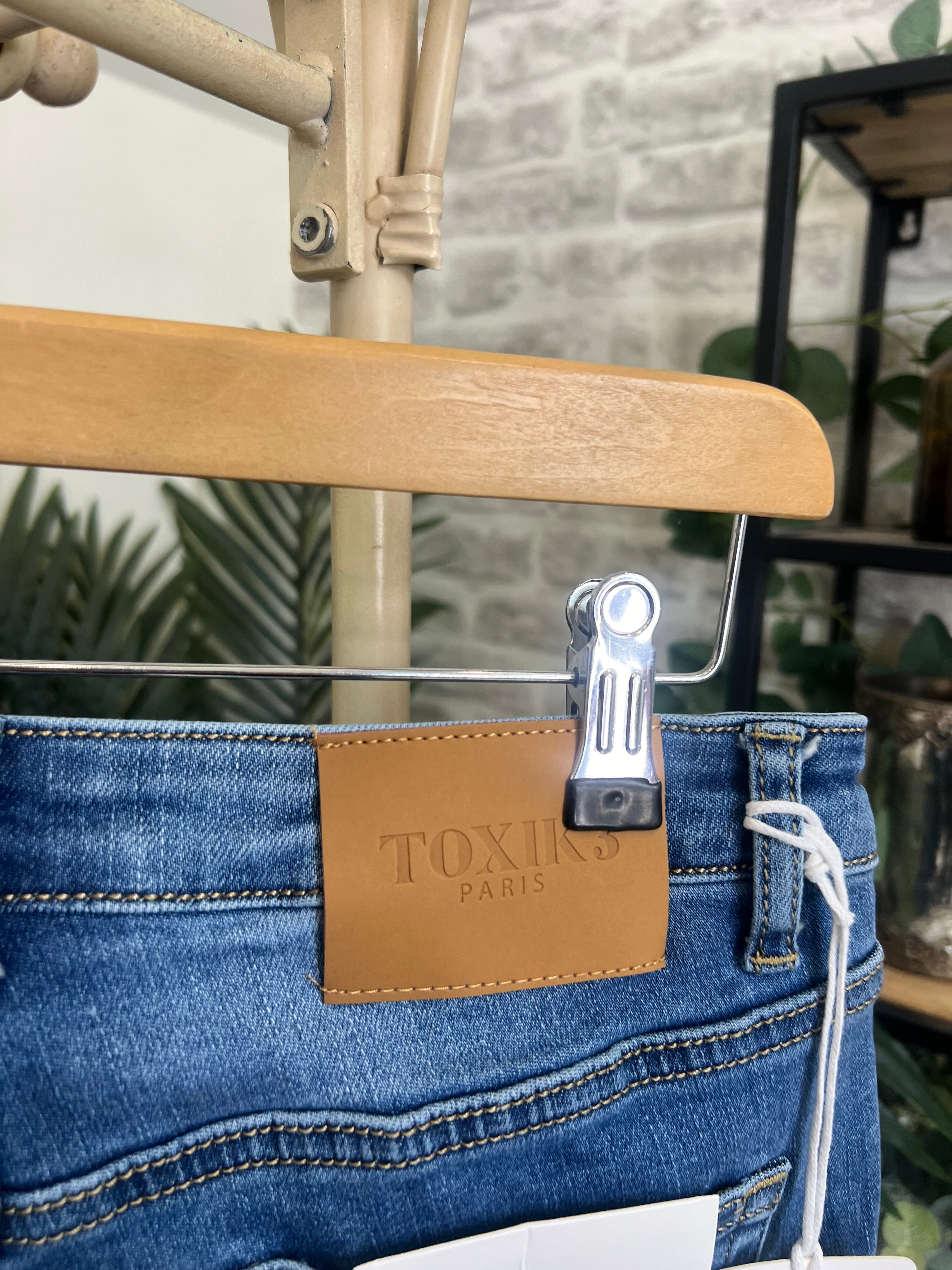 Toxik Highwaisted Boyfriend Jeans In Denim Wash