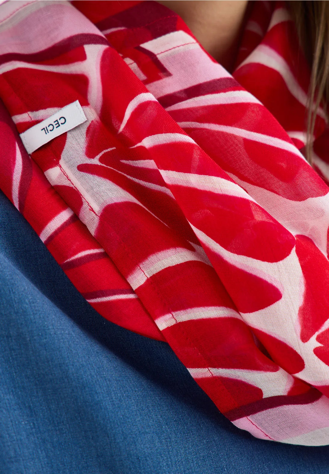 Cecil print Loop Snood In glazed apple red