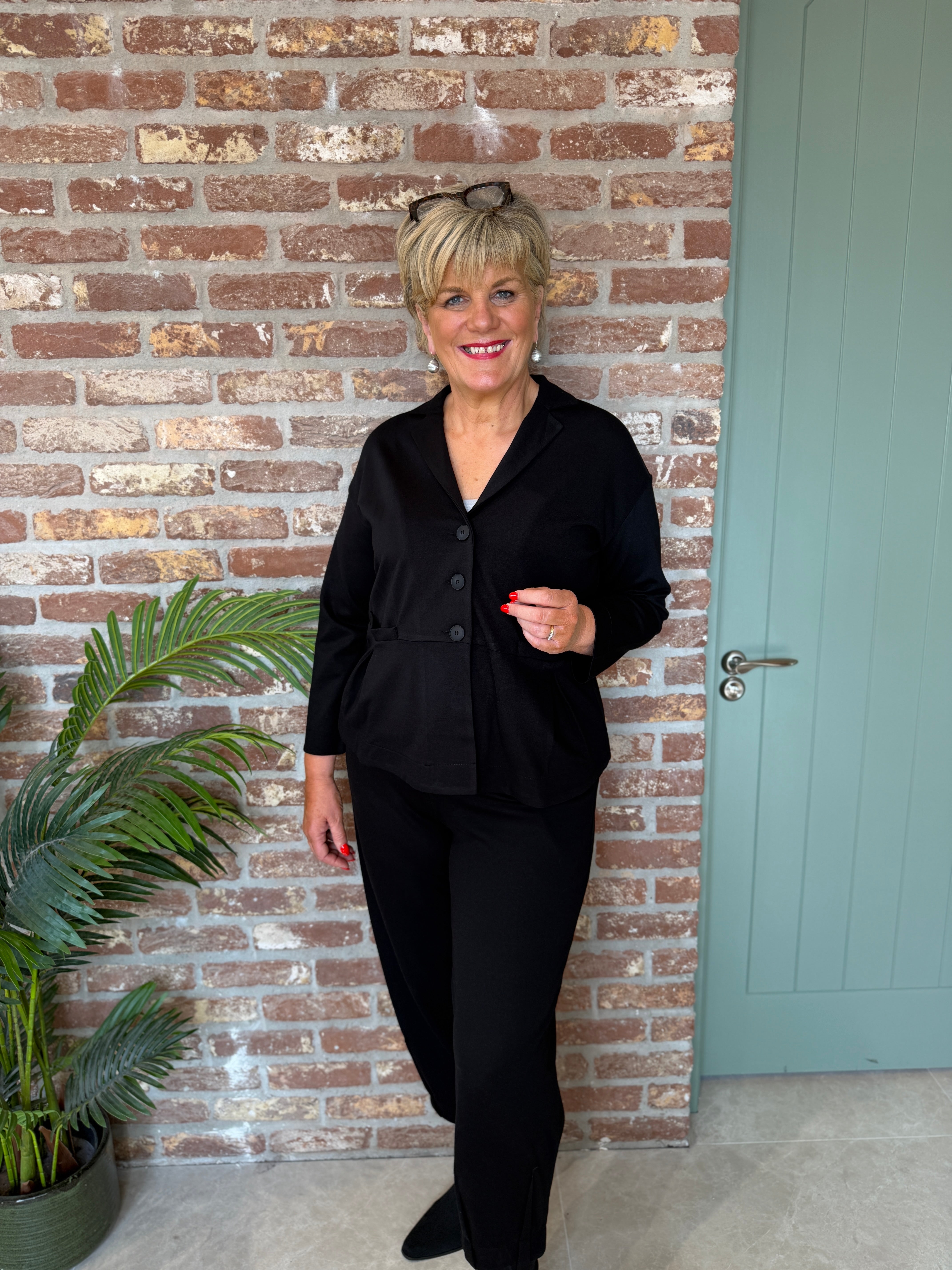 Buttoned blazer in black