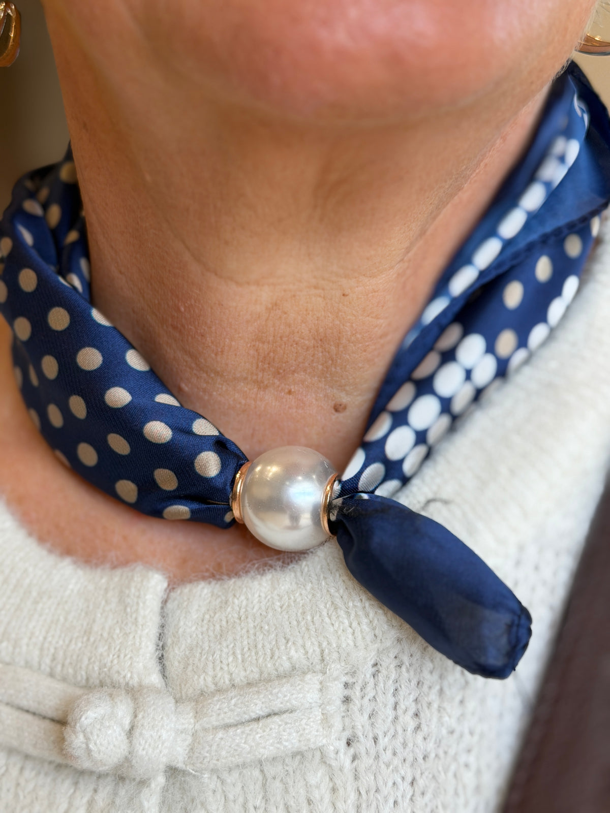 Pearl magnetic neck scarf in beige & navy
