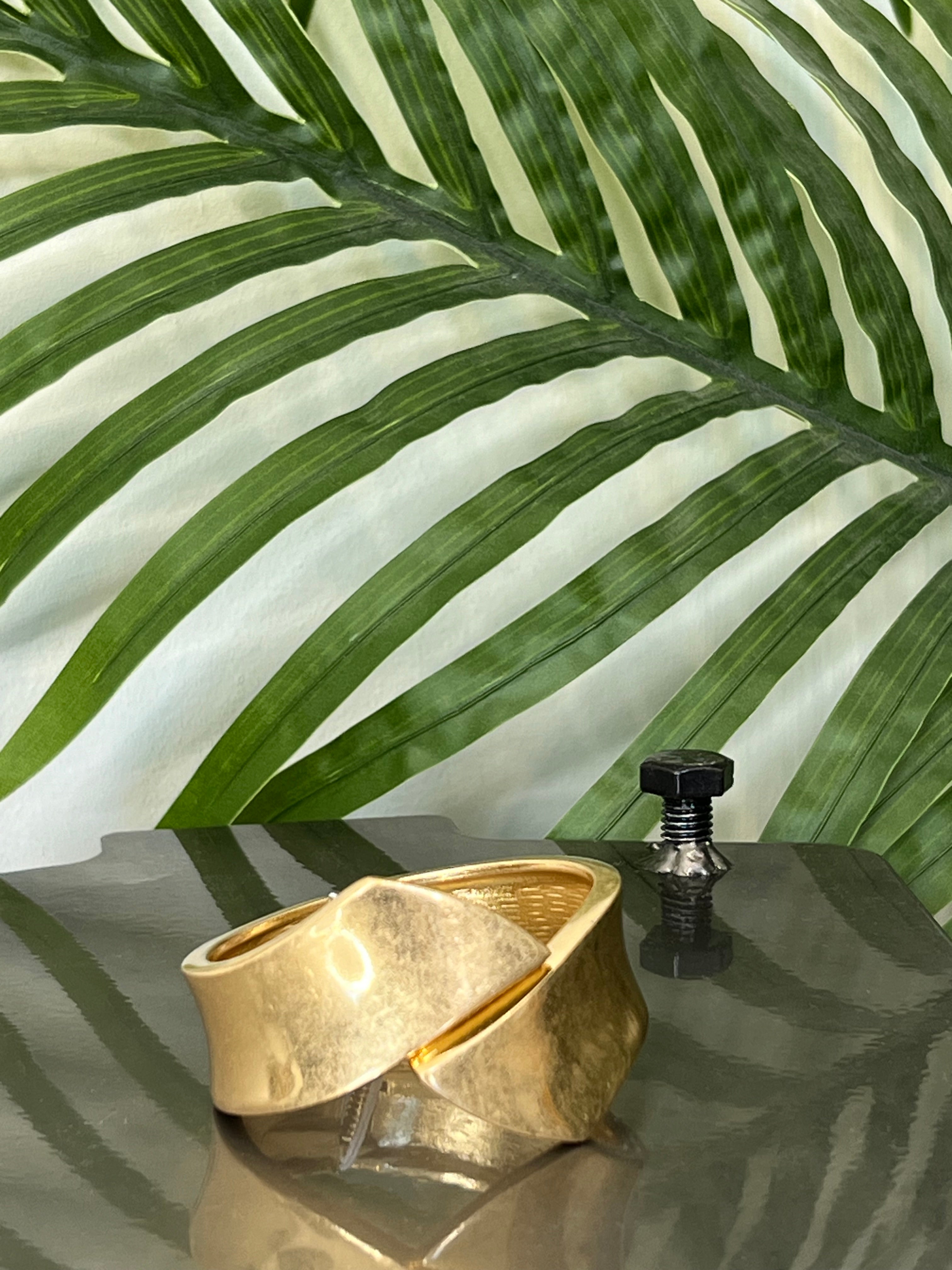 Eliza Gracious Hinged crossover bangle In Gold