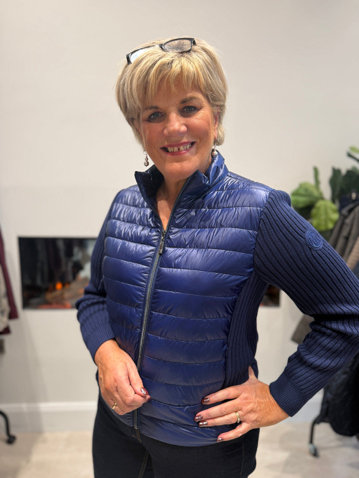 Quilted coat with knitted sleeve in classic navy