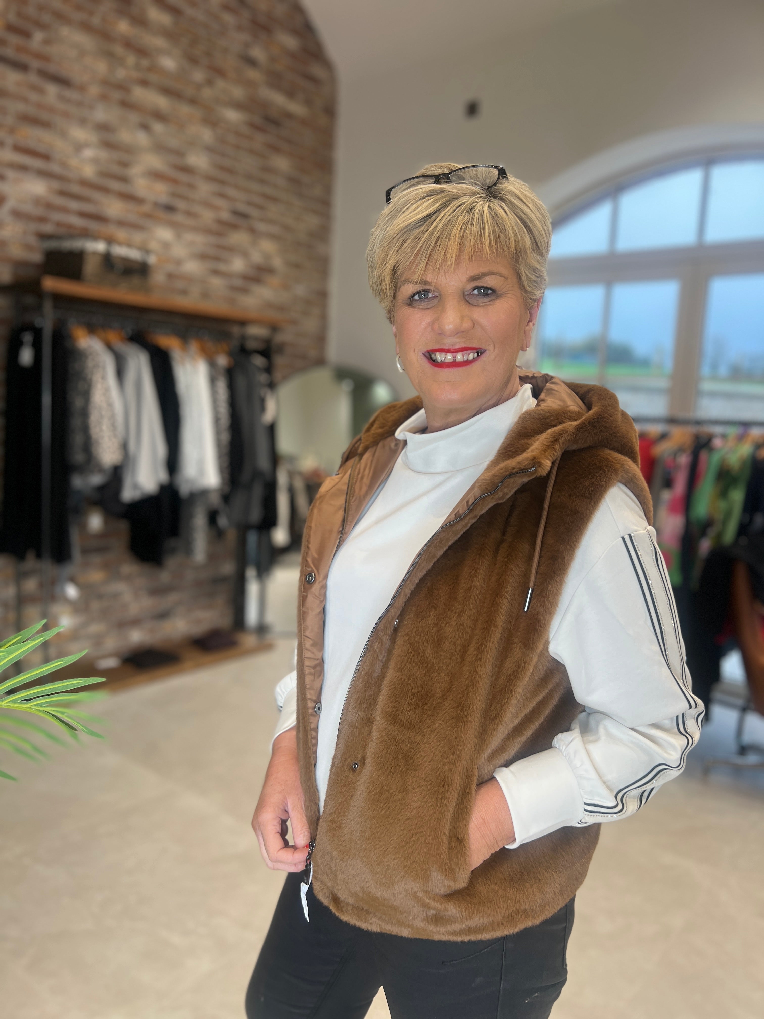 Monari Faux Fur waistcoat In whisky
