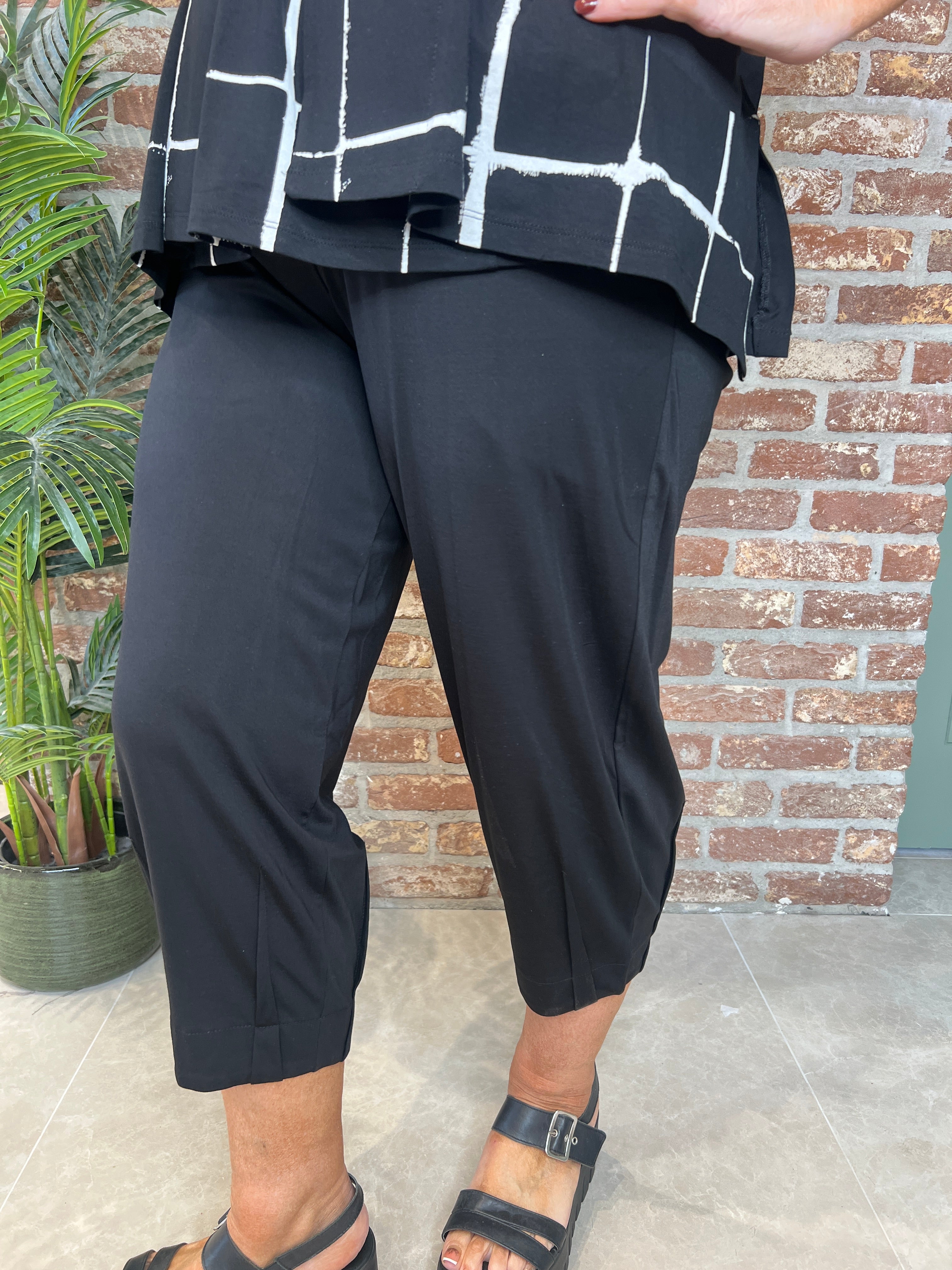 Ozai N Ku Trousers in black