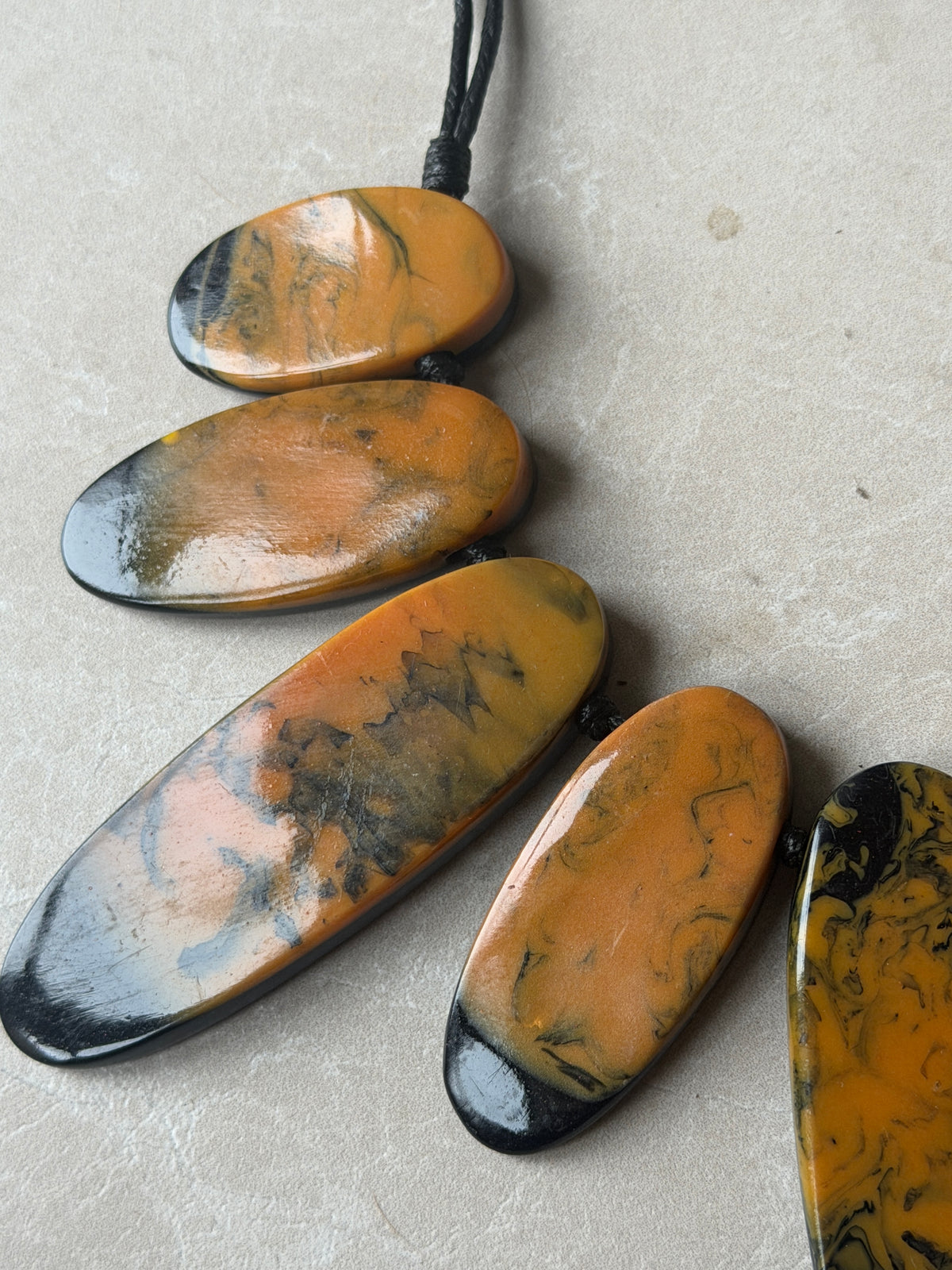 Different shape necklace in black & orange