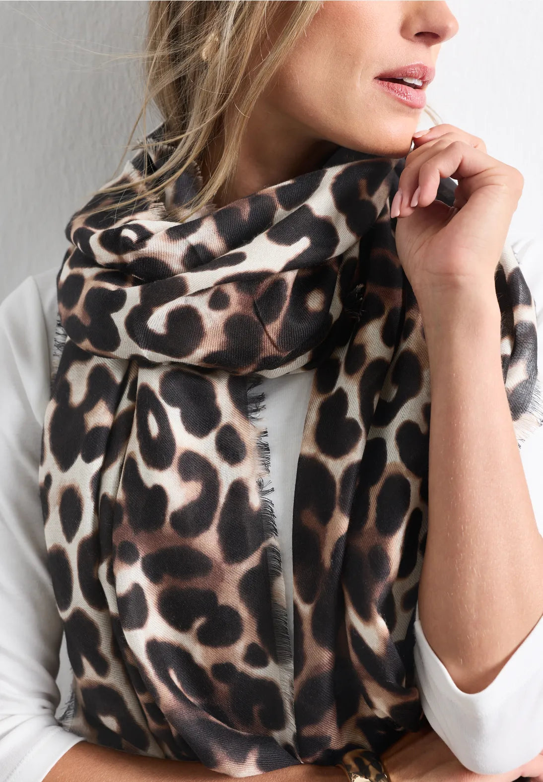 Leopard scarf in smooth stone