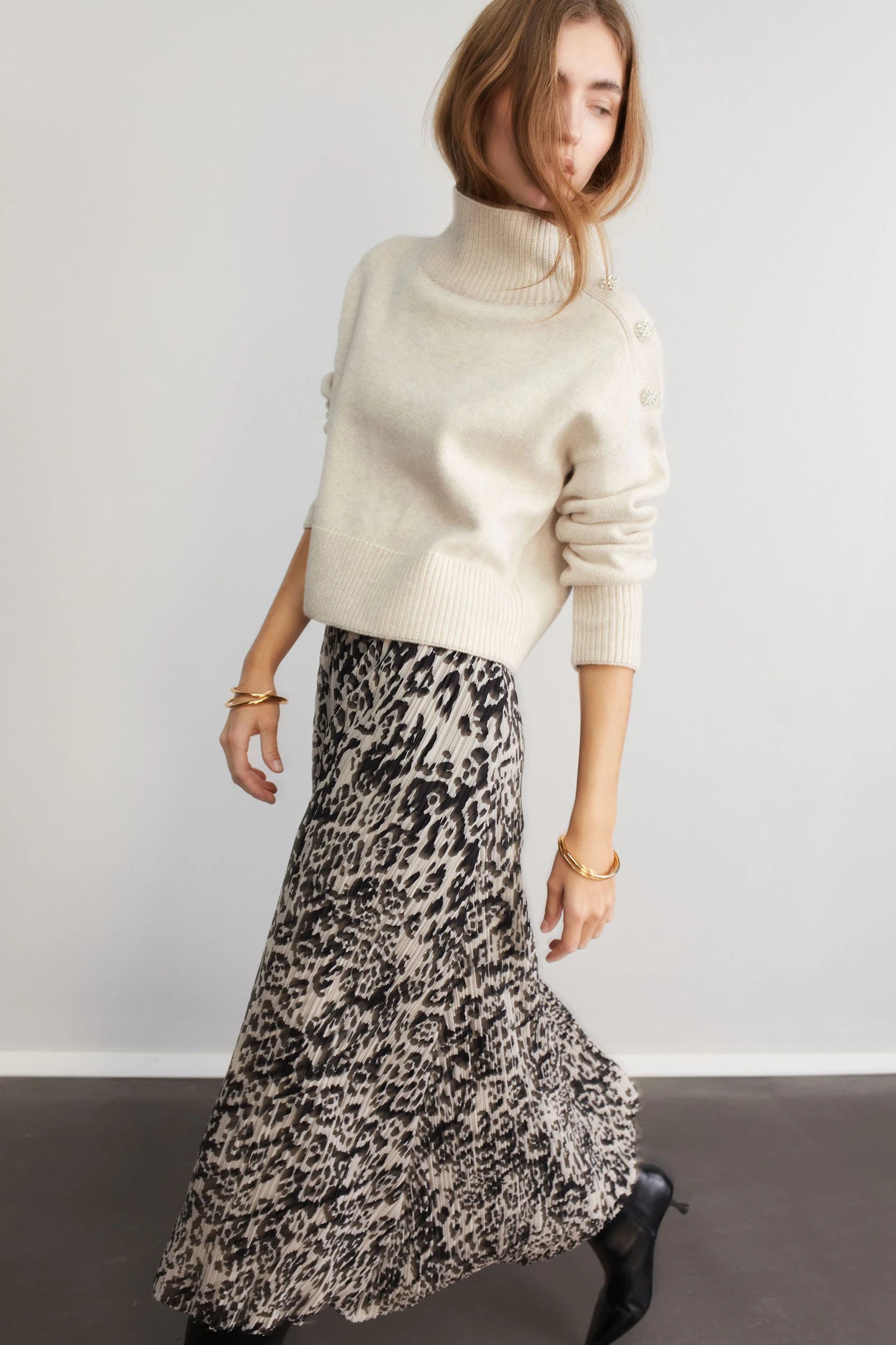 Oui Jumper With Decorative Buttons In Off White