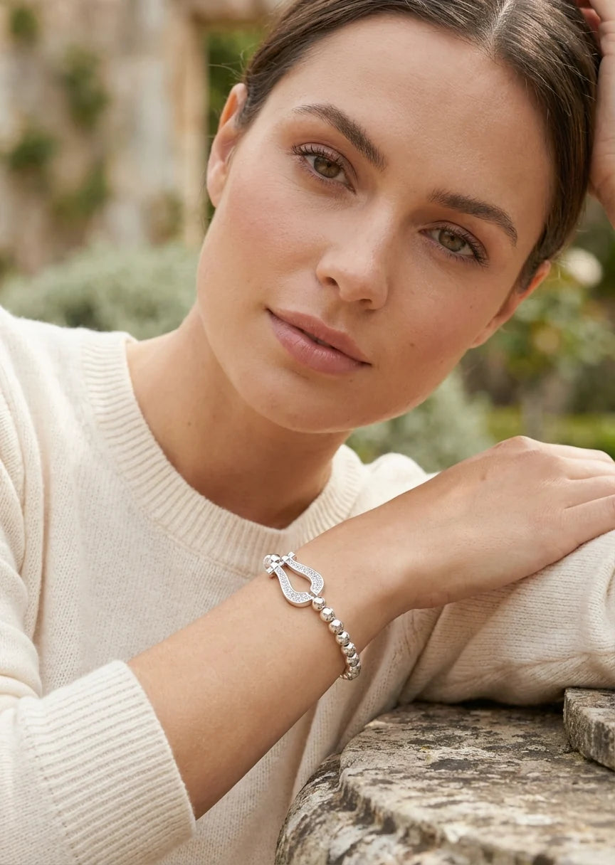 Silver bead stretch bracelet with a cristal horseshoe