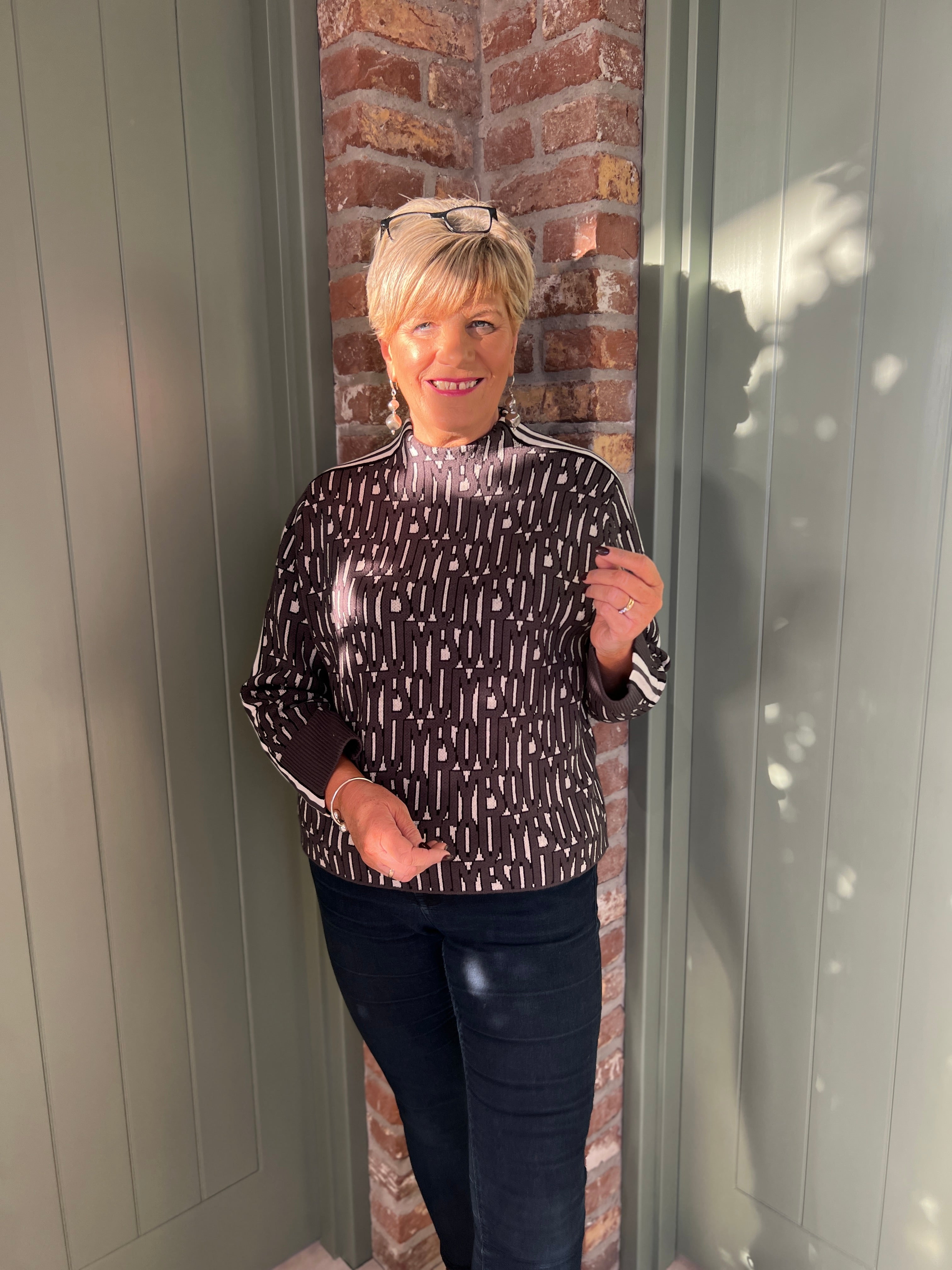 Oui Letter Print Pullover In Off white & black