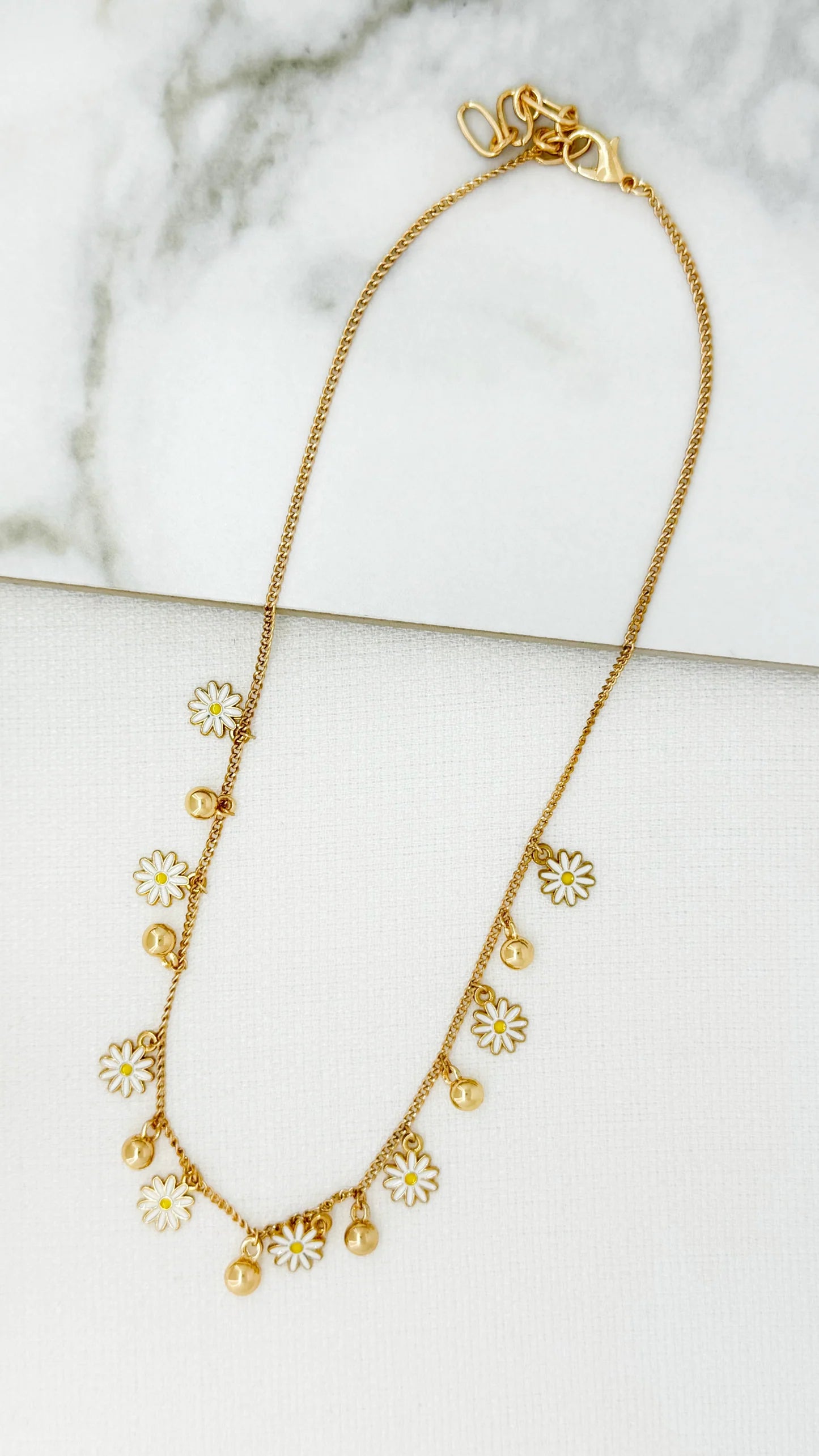 Envy short Daisy Ball necklace in gold