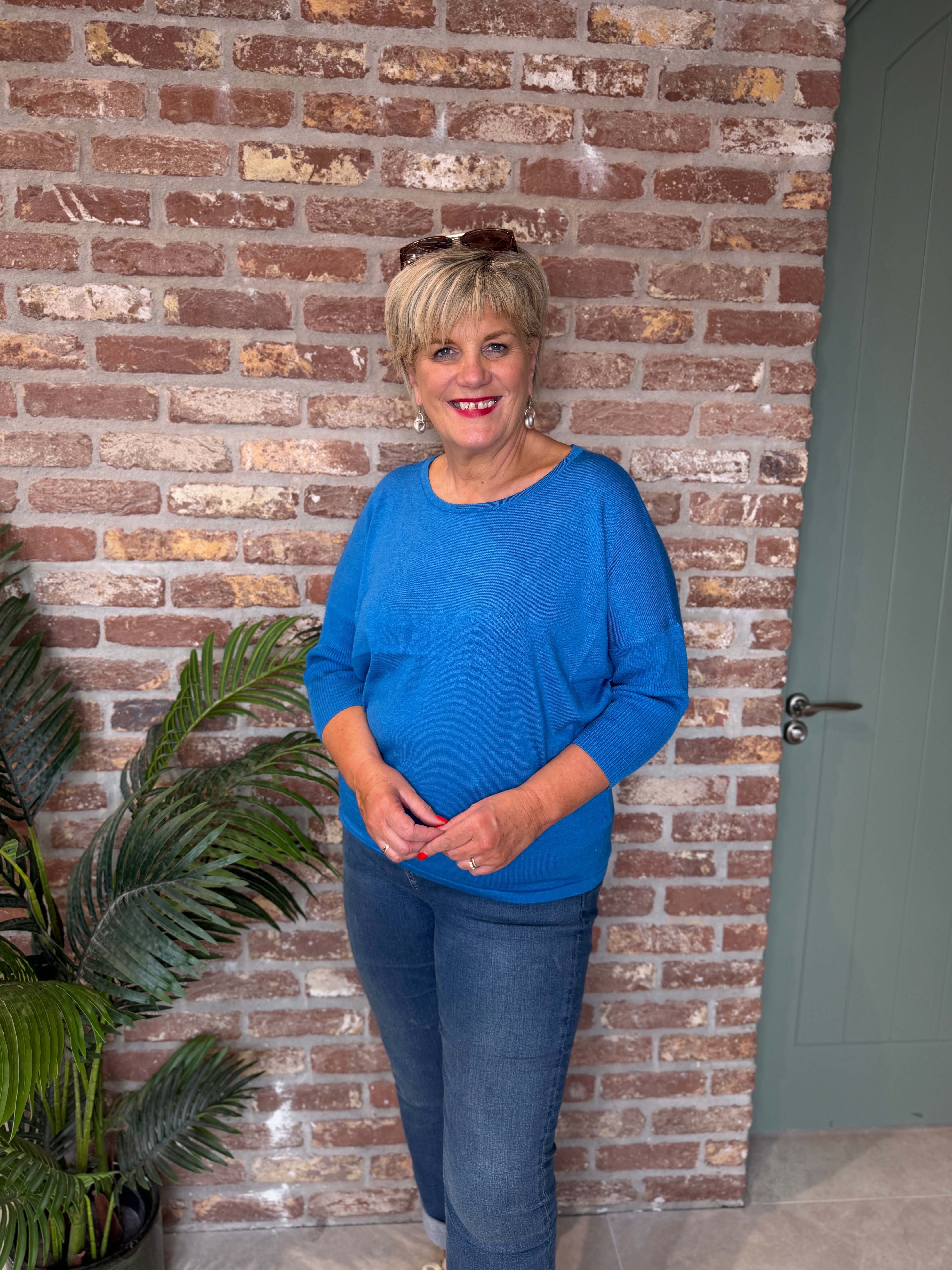 Plain round neck pullover in blue