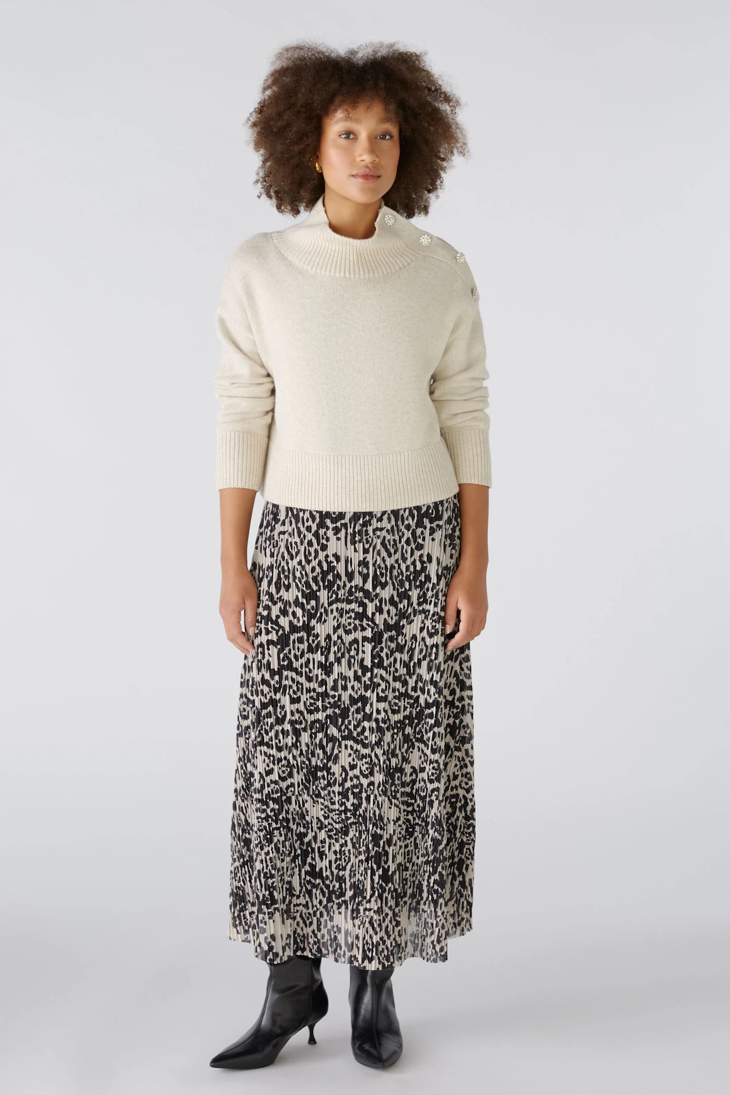Oui Jumper With Decorative Buttons In Off White