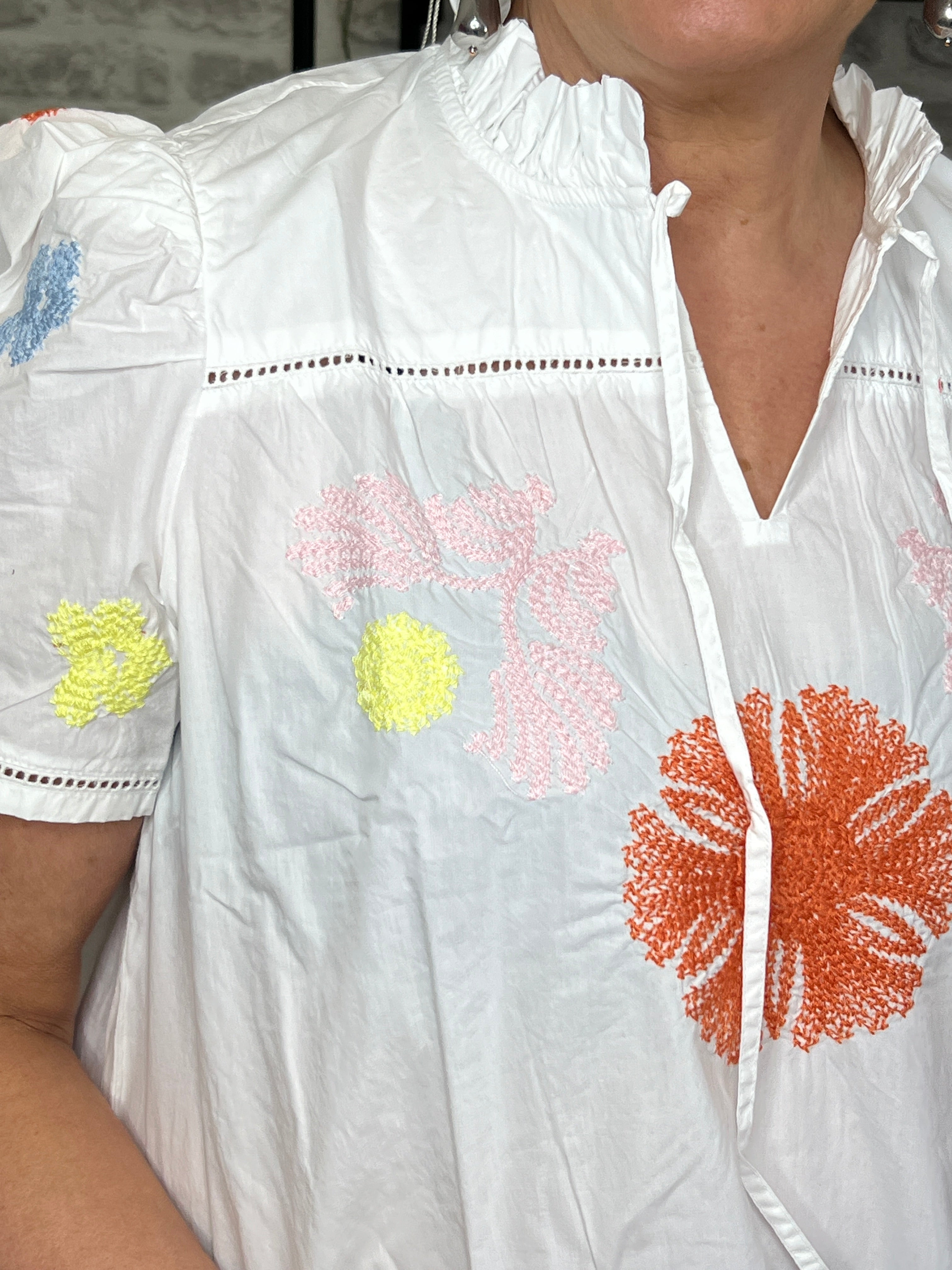 Noen Flower Embroidery Blouse In White