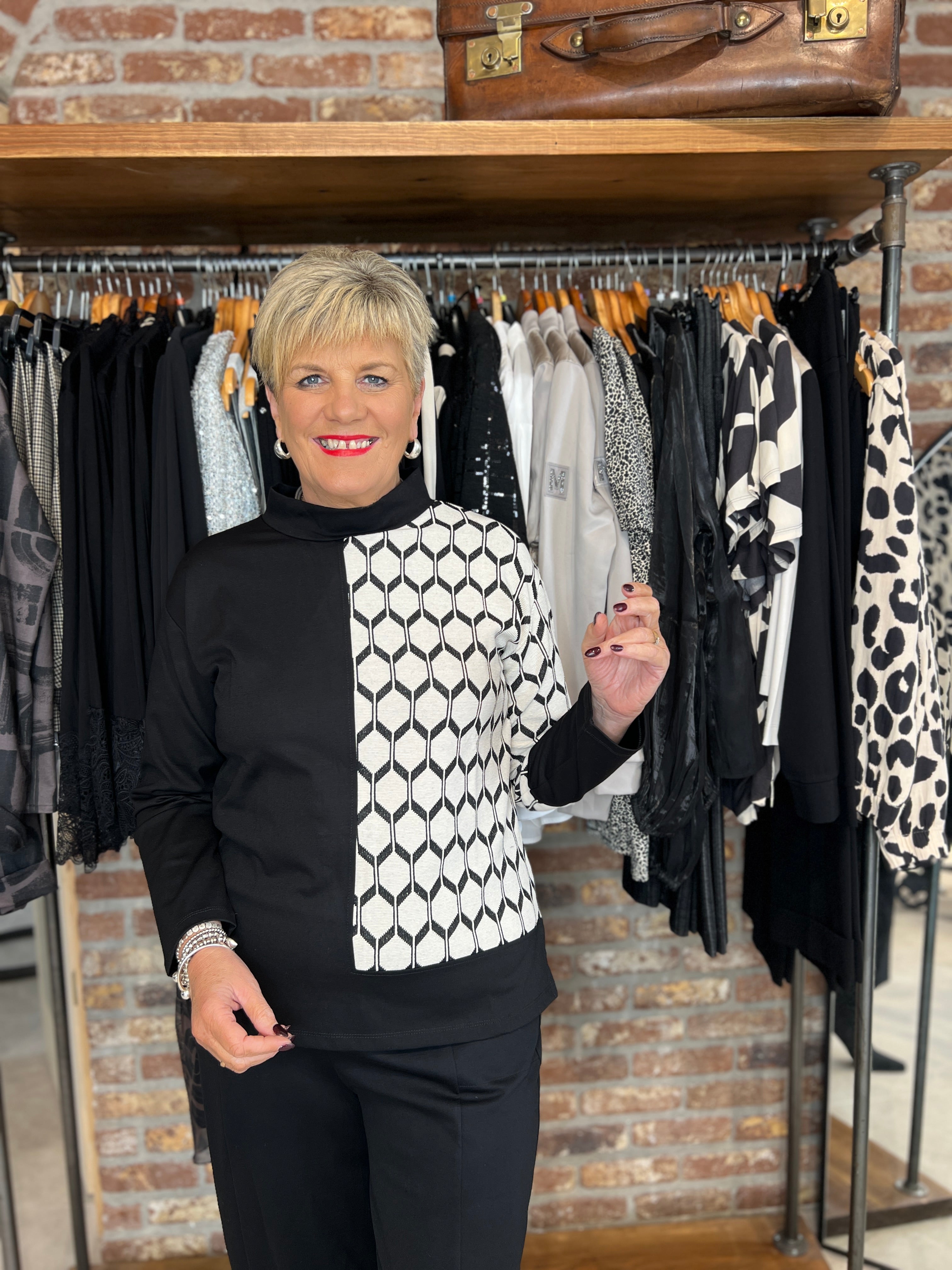 Peruzzi Hexagonal Jacquard Knit Top In Black & Beige