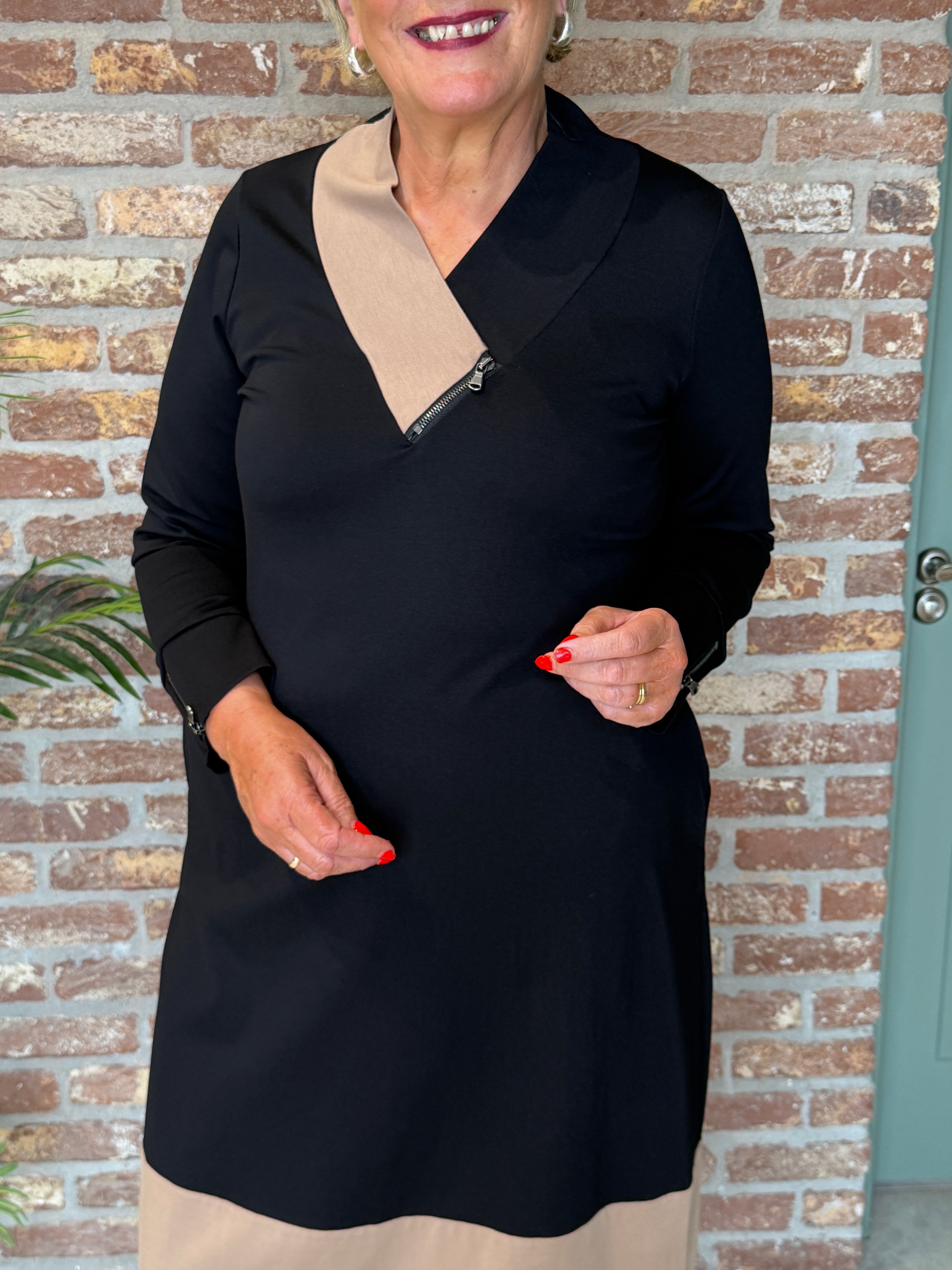Peruzzi v-neck zip dress in black & stone