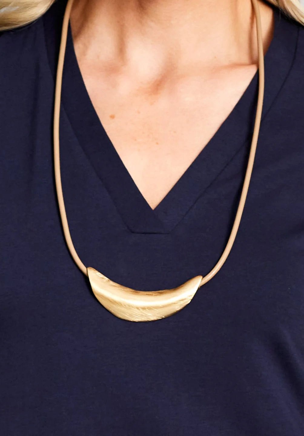 Peruzzi Metal Curve Neckpiece In Gold - Crabtree Cottage