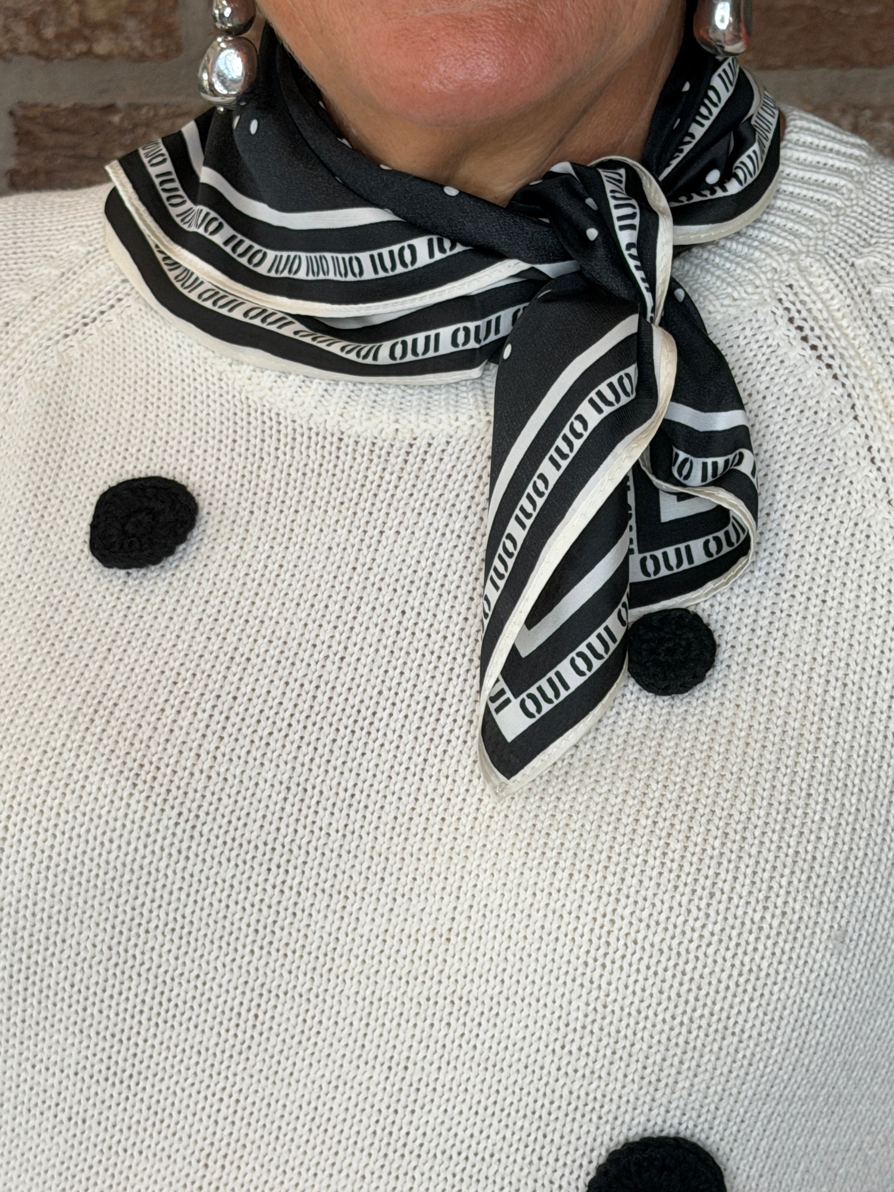 Oui Patterned neck scarf in black & off white