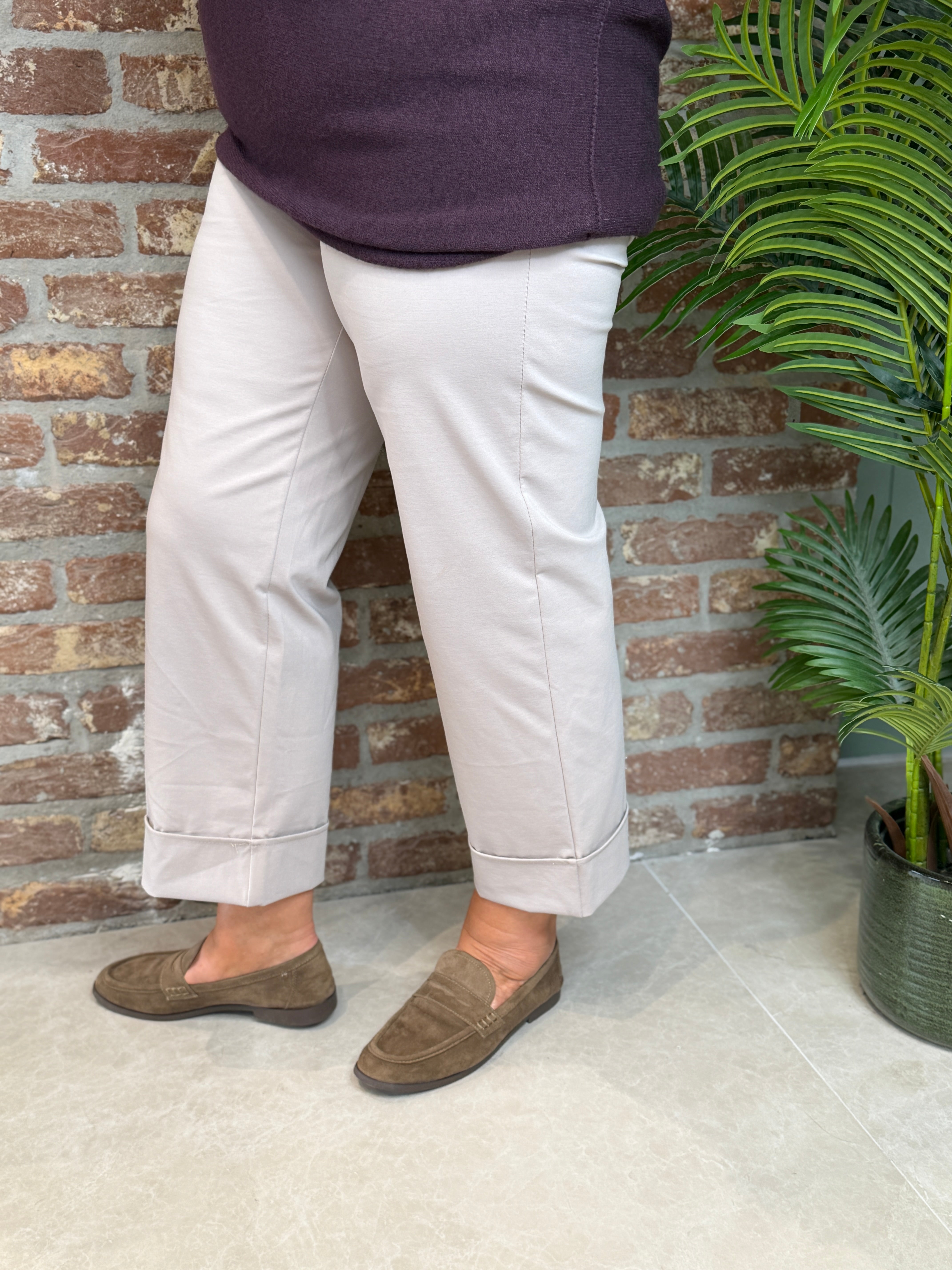 Cuff trousers in taupe