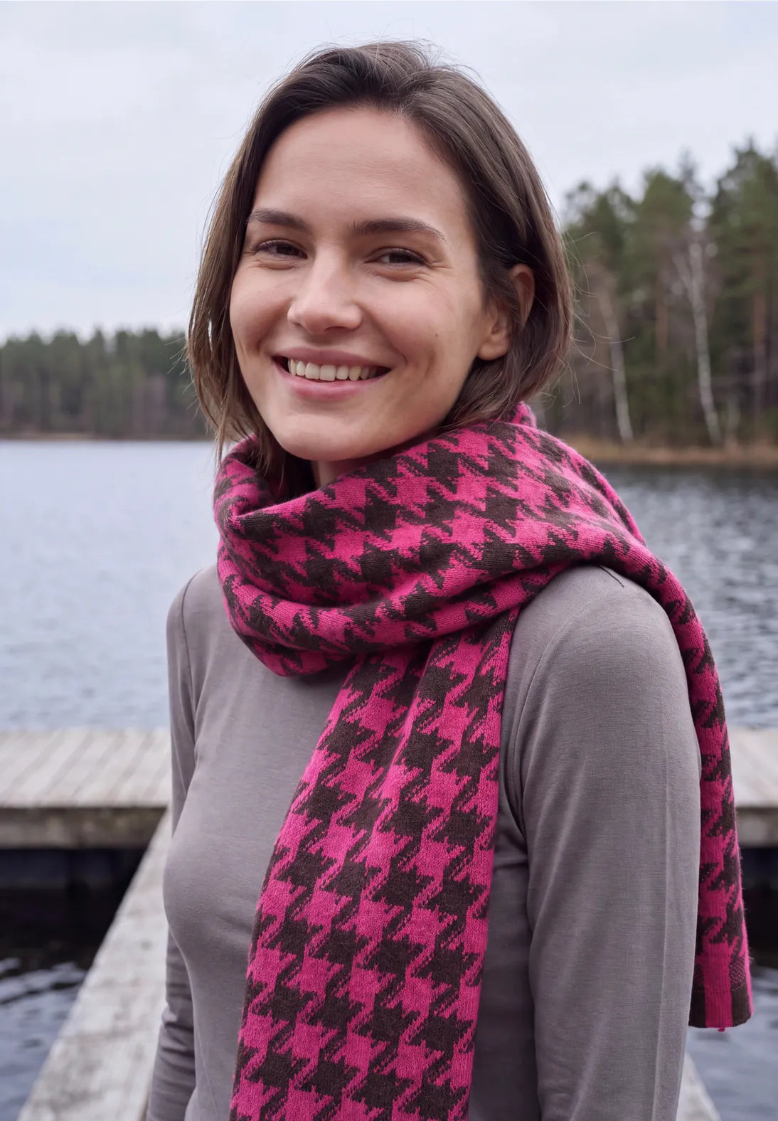 Houndstooth printed scarf in pink & brown