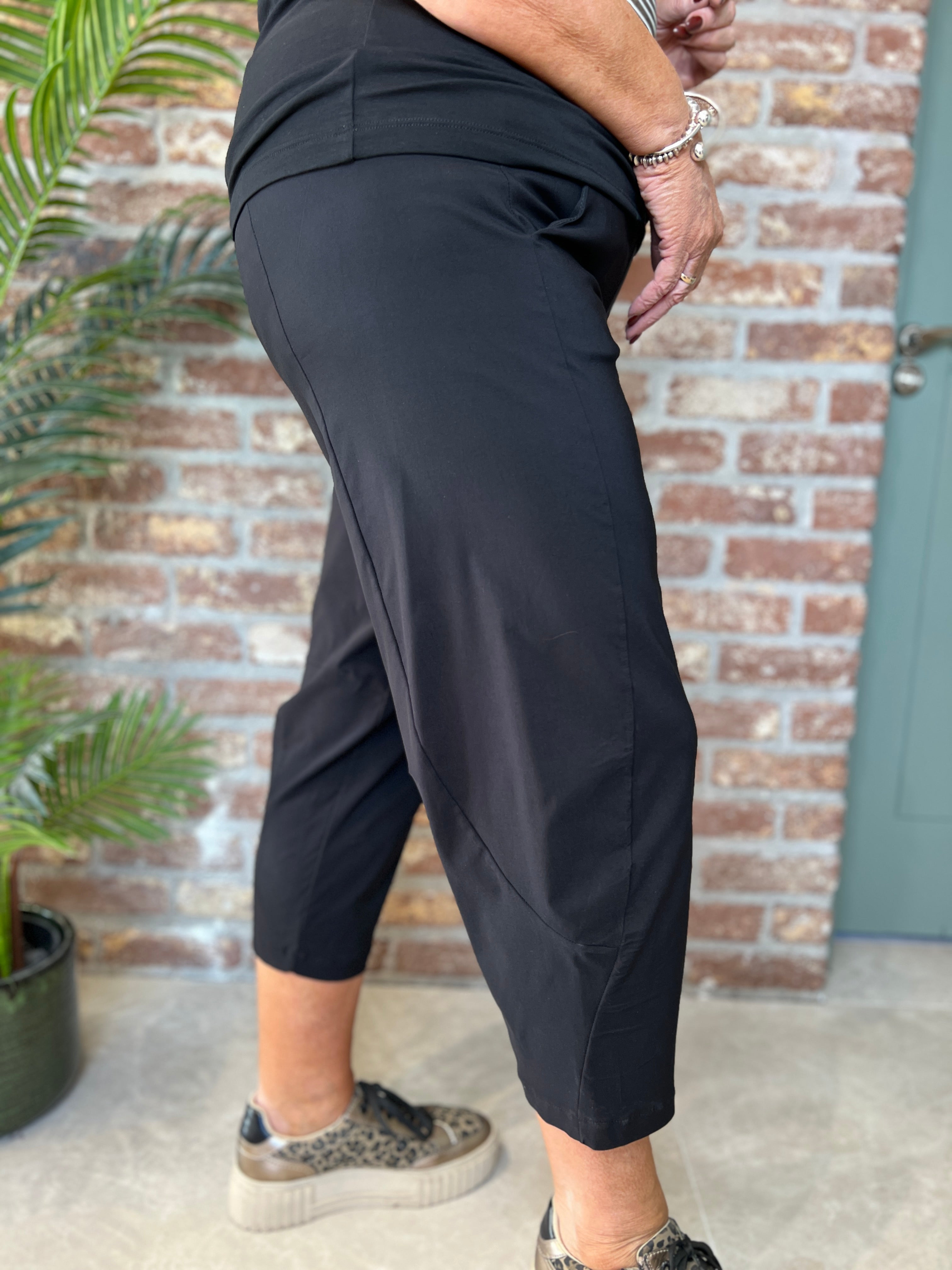 Peruzzi essential slouch Trousers In black