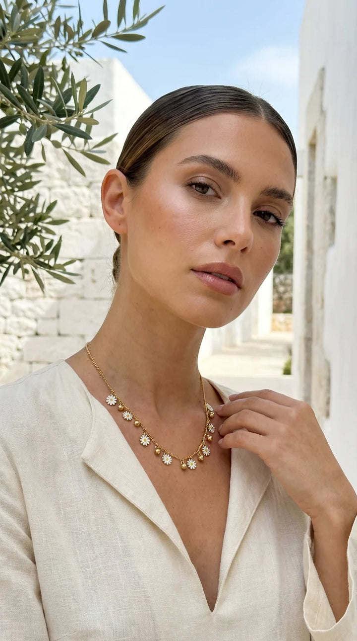 Envy short Daisy Ball necklace in gold