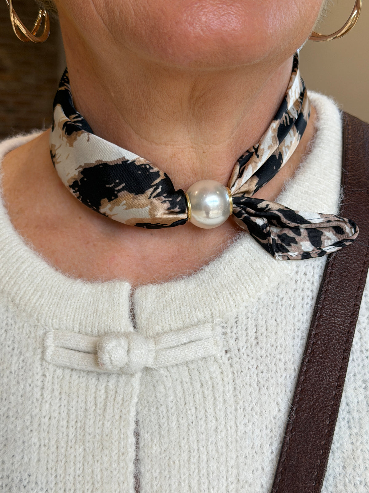 Pearl magnetic neck scarf in beige & brown