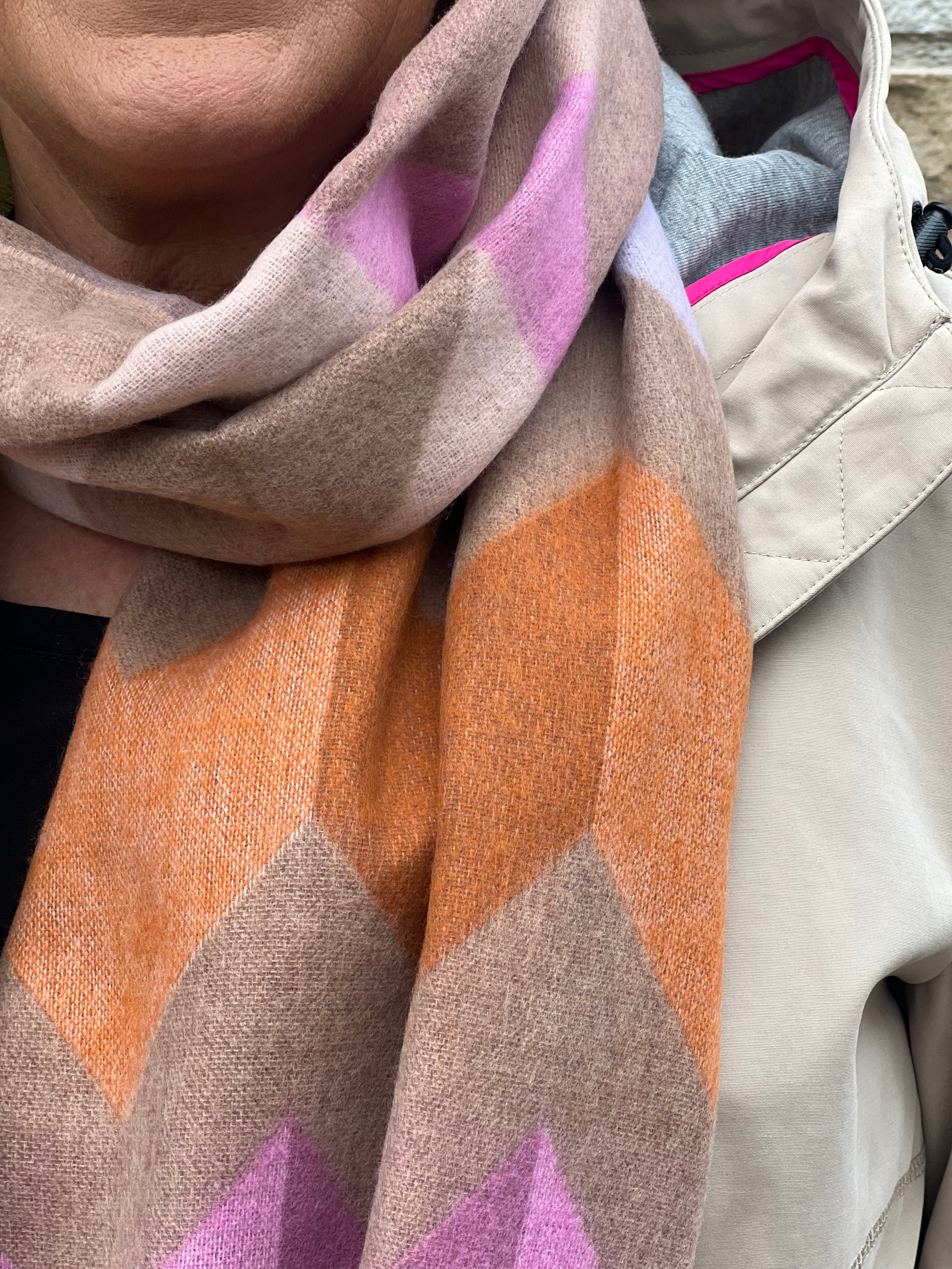 Cashmink Graphic design Scarf In Camel