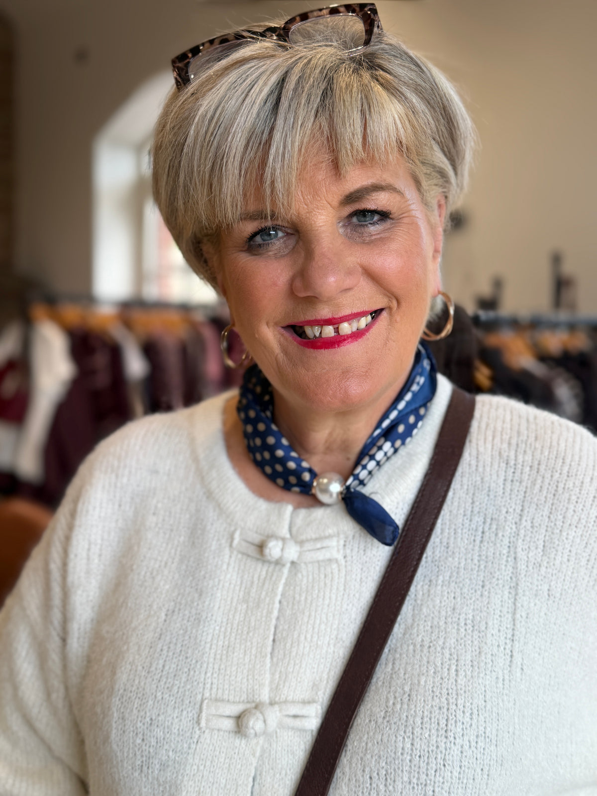 Pearl magnetic neck scarf in beige & navy