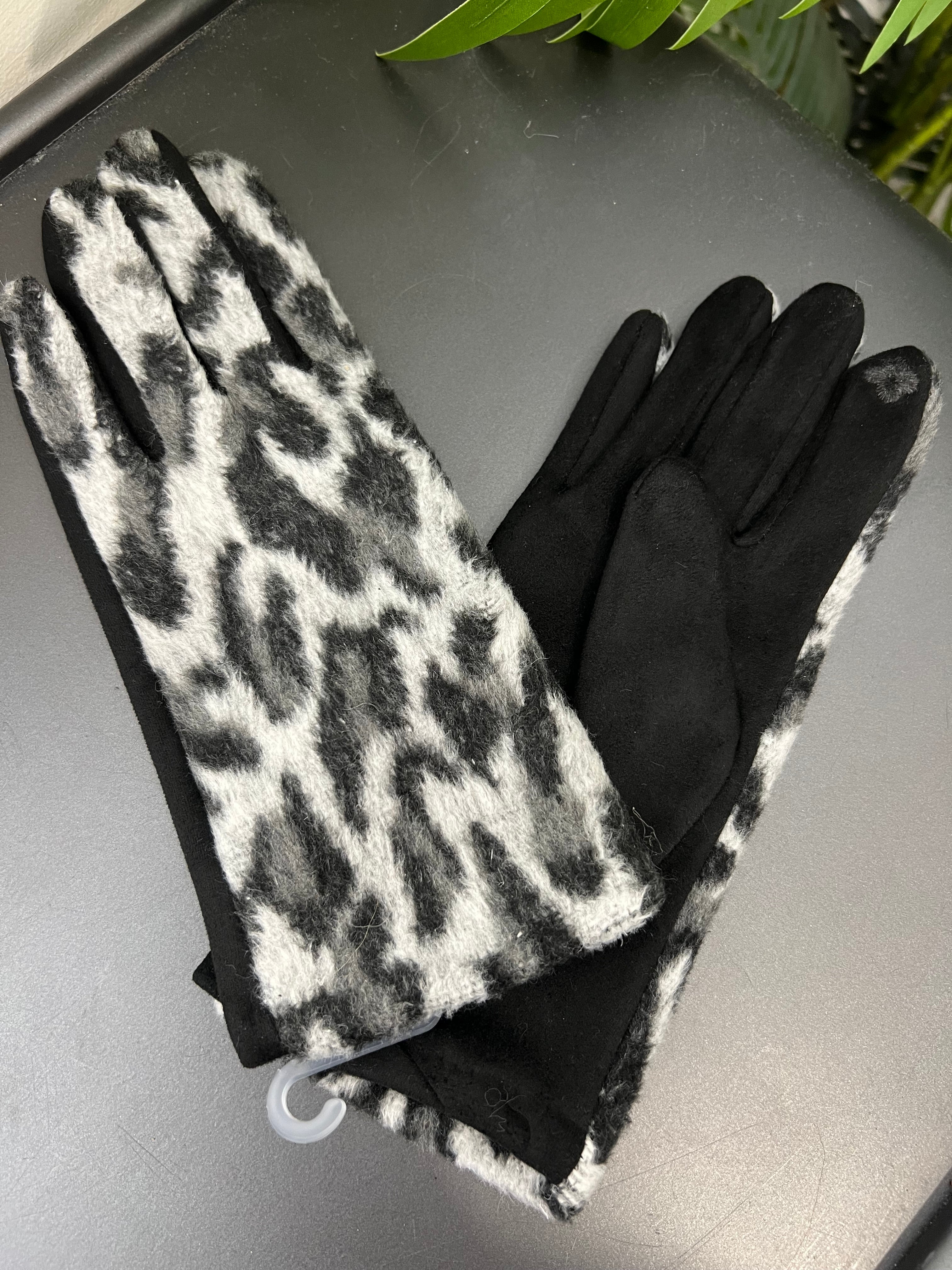 Olivia Leopard Gloves in Grey