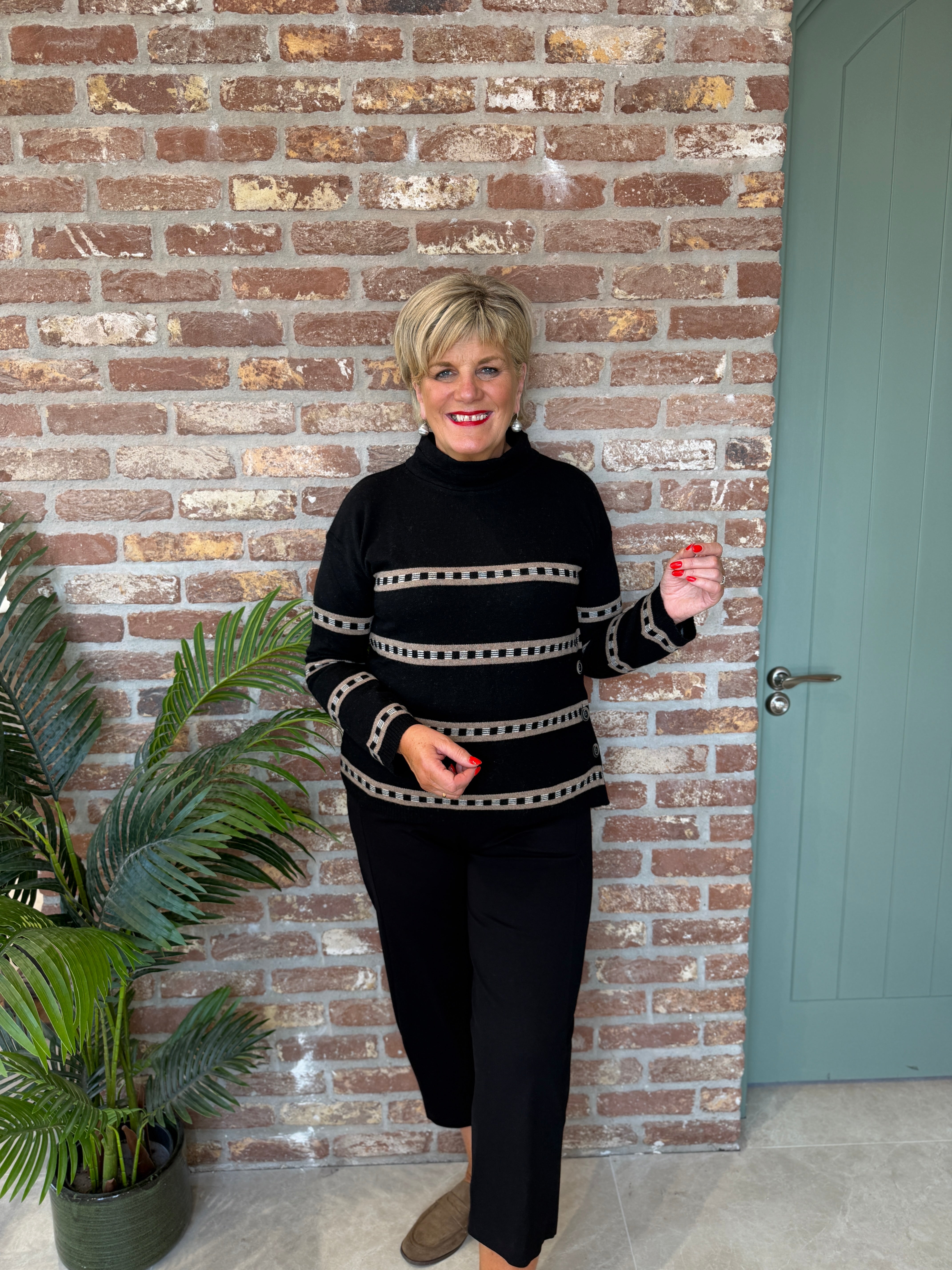 Stripe side button knit in black & stone