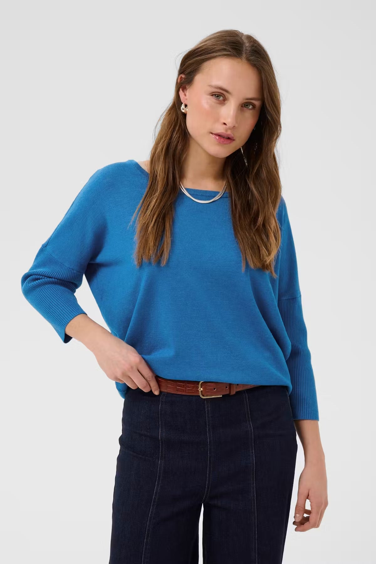 Plain round neck pullover in blue