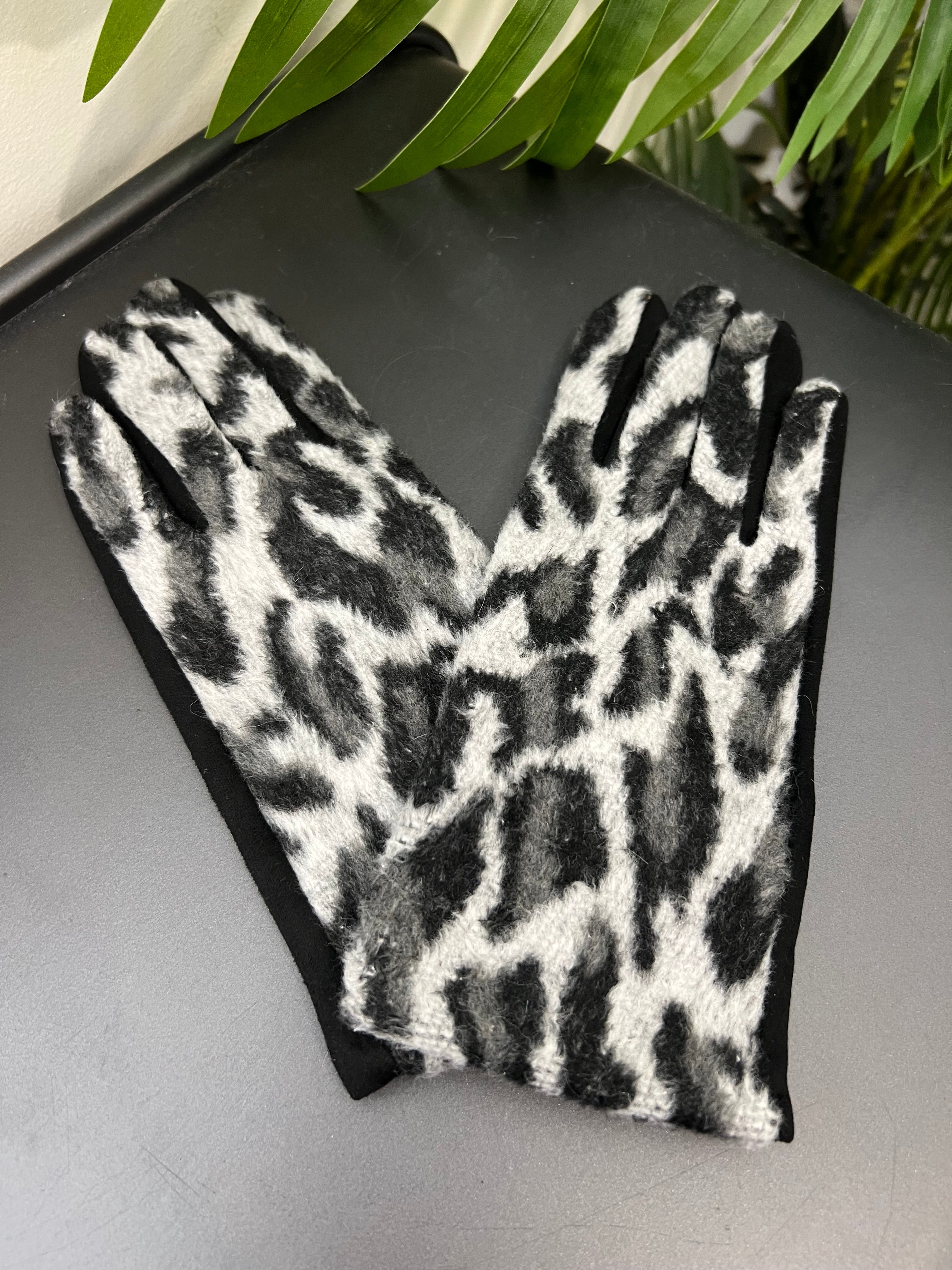 Olivia Leopard Gloves in Grey