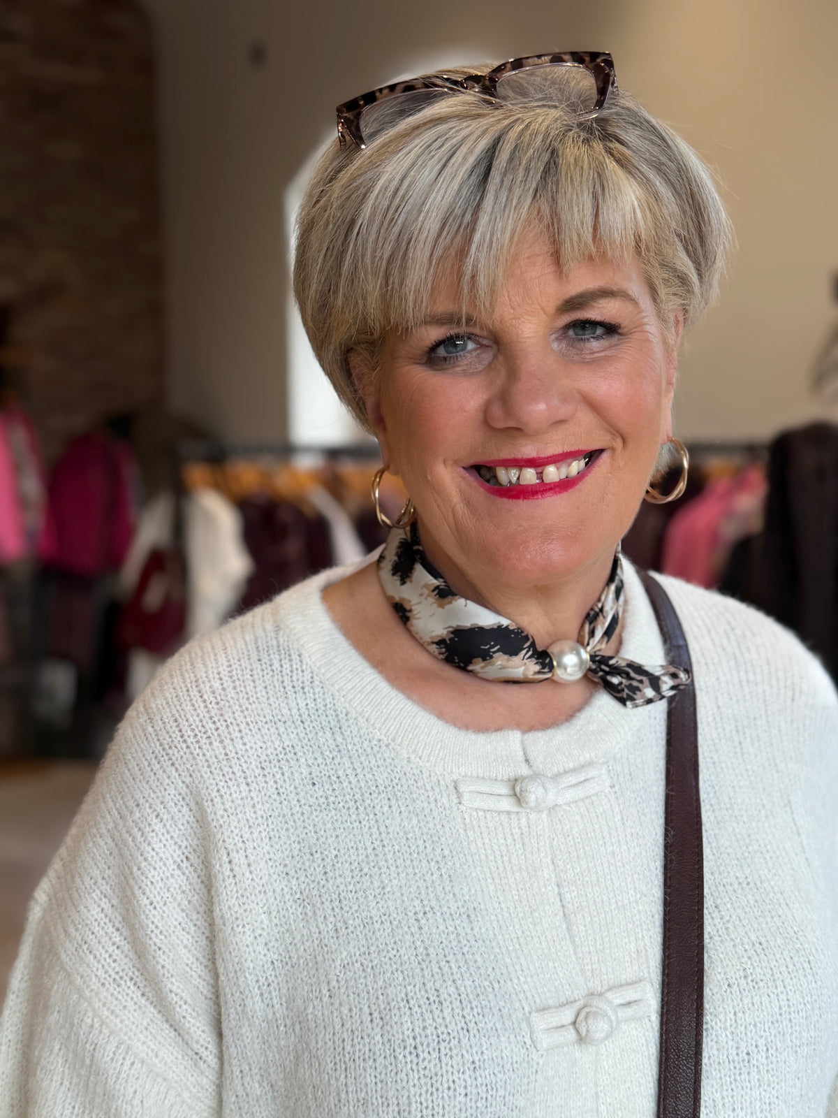 Pearl magnetic neck scarf in beige & brown
